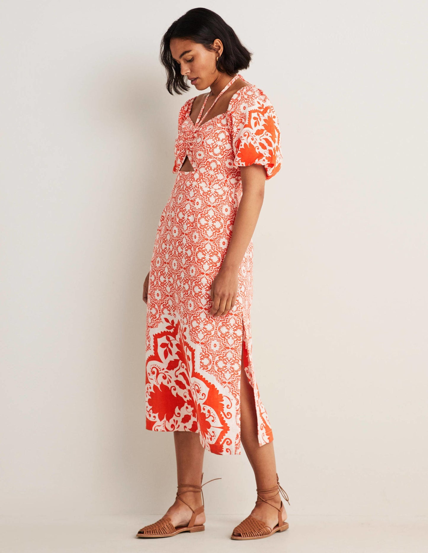 Neckholder-Säulenkleid mit Cut-outs-Feuerwerkskörperrot, Bloomsbury-Muster