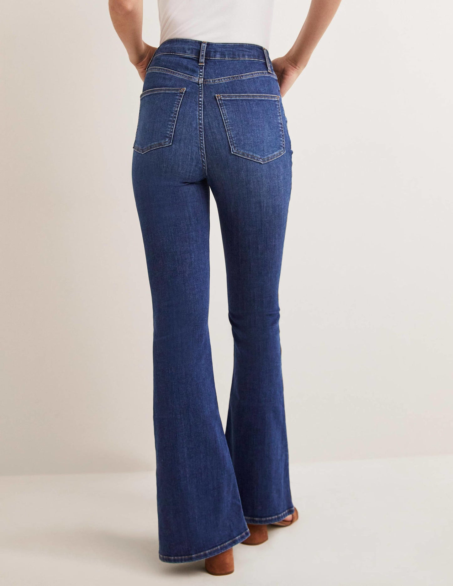 Anliegende Jeans mit Schlag und hohem Schnitt-Mittleres Vintageblau