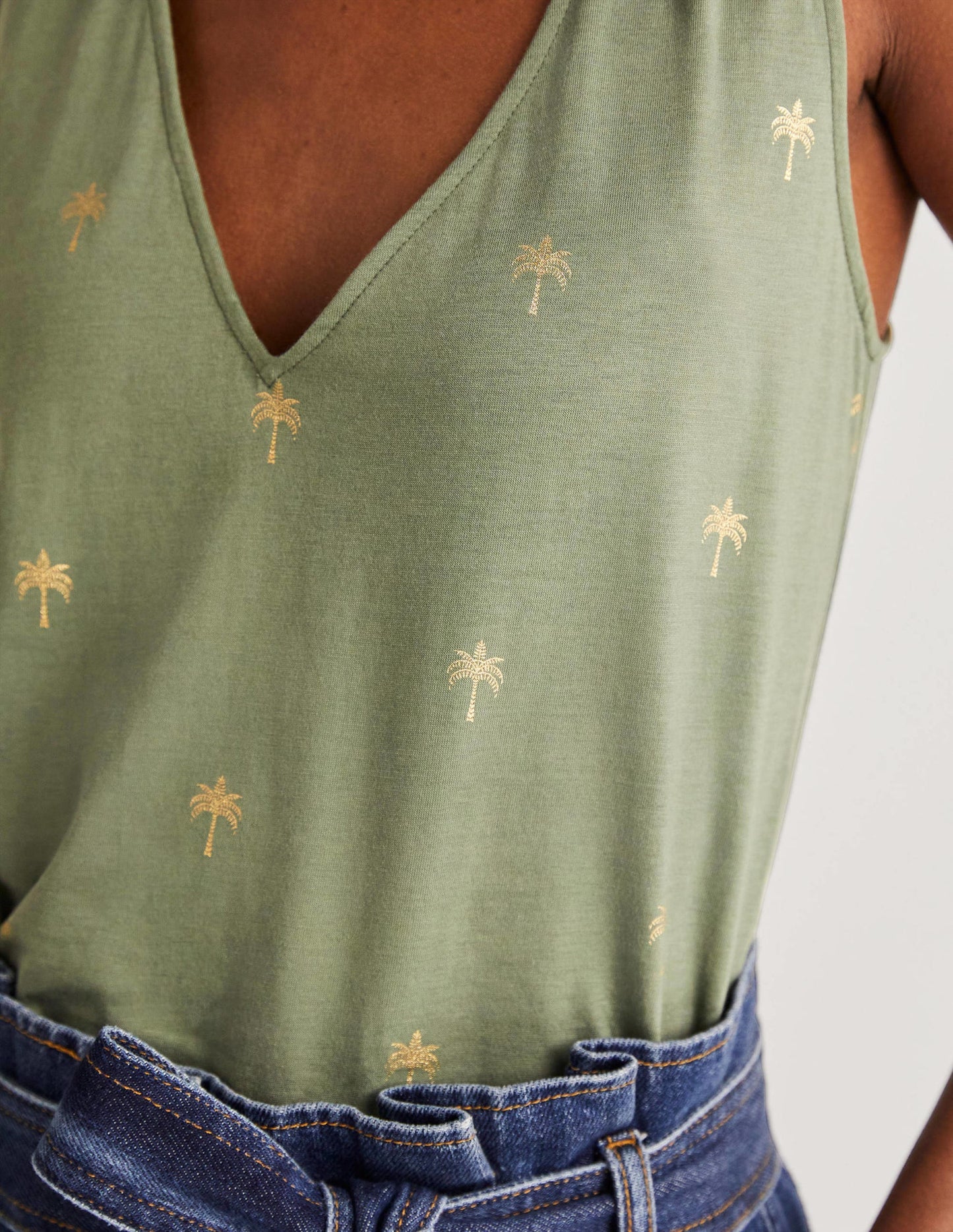Jerseyoberteil mit V-Ausschnitt und Knotendetail hinten-Erlengrün/Gold, Paradiespalmen