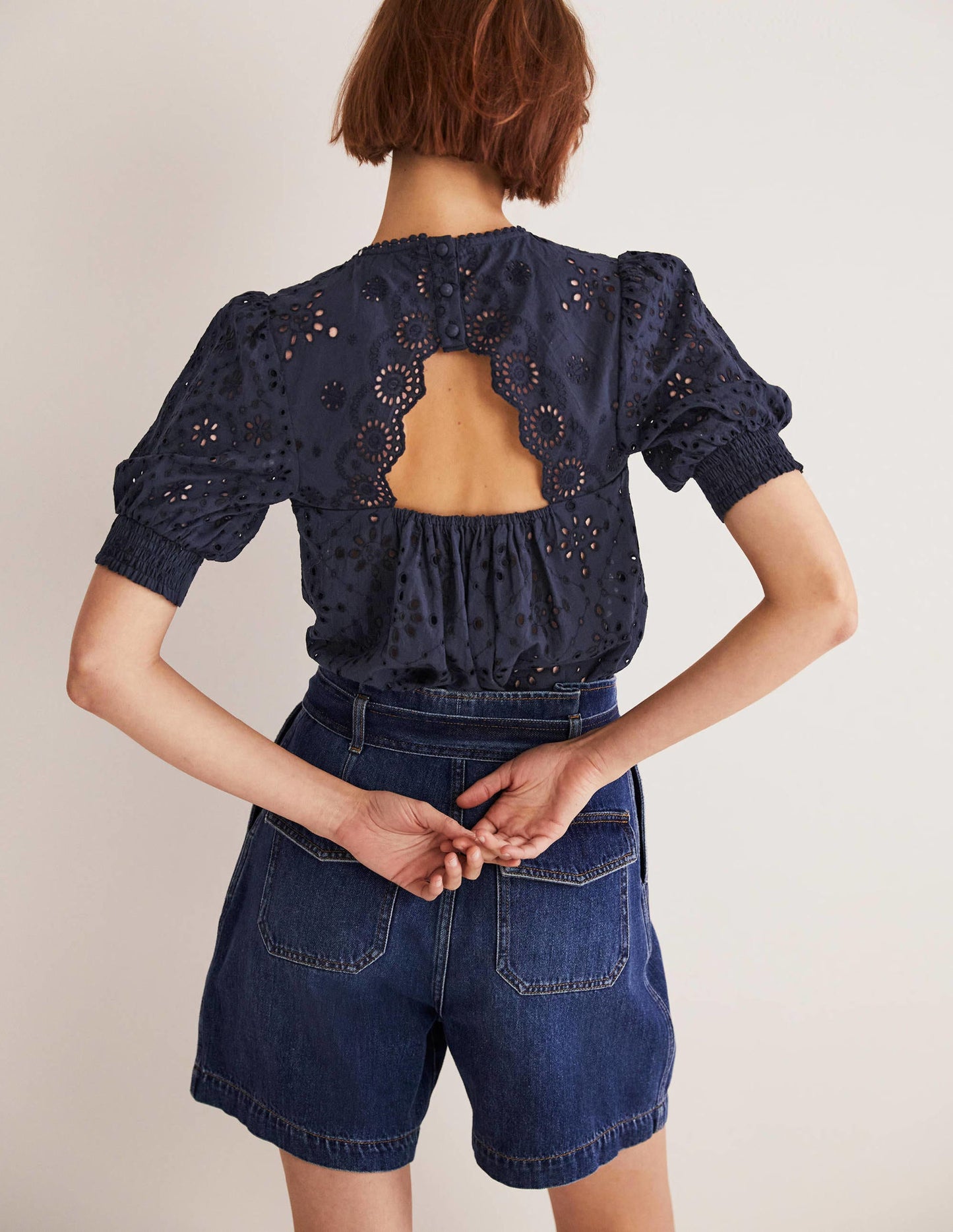 Oberteil mit Lochstickerei-Cut-outs-Marineblau