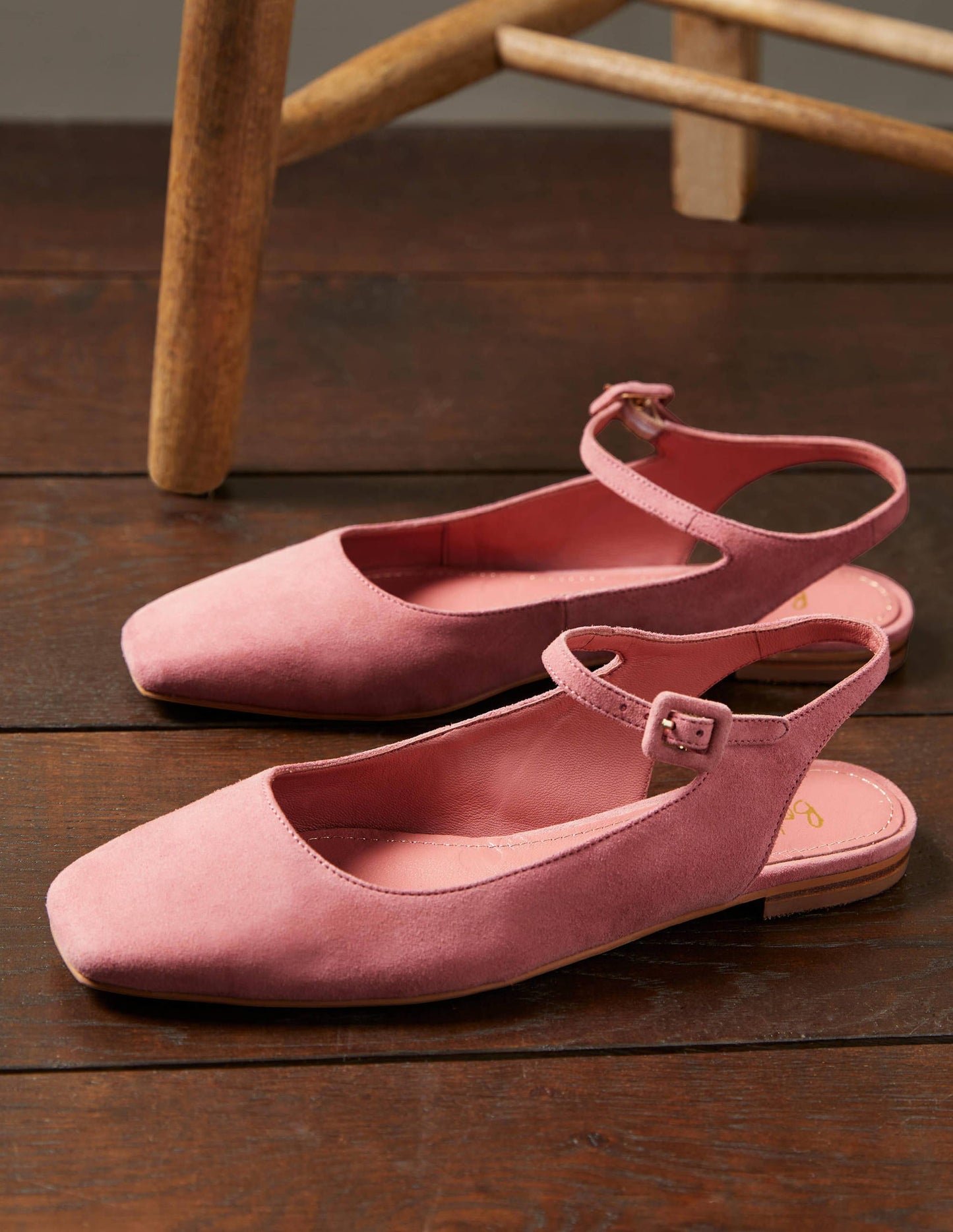 Ballerinas mit Riemchen und eckiger Zehenpartie-Graurosa