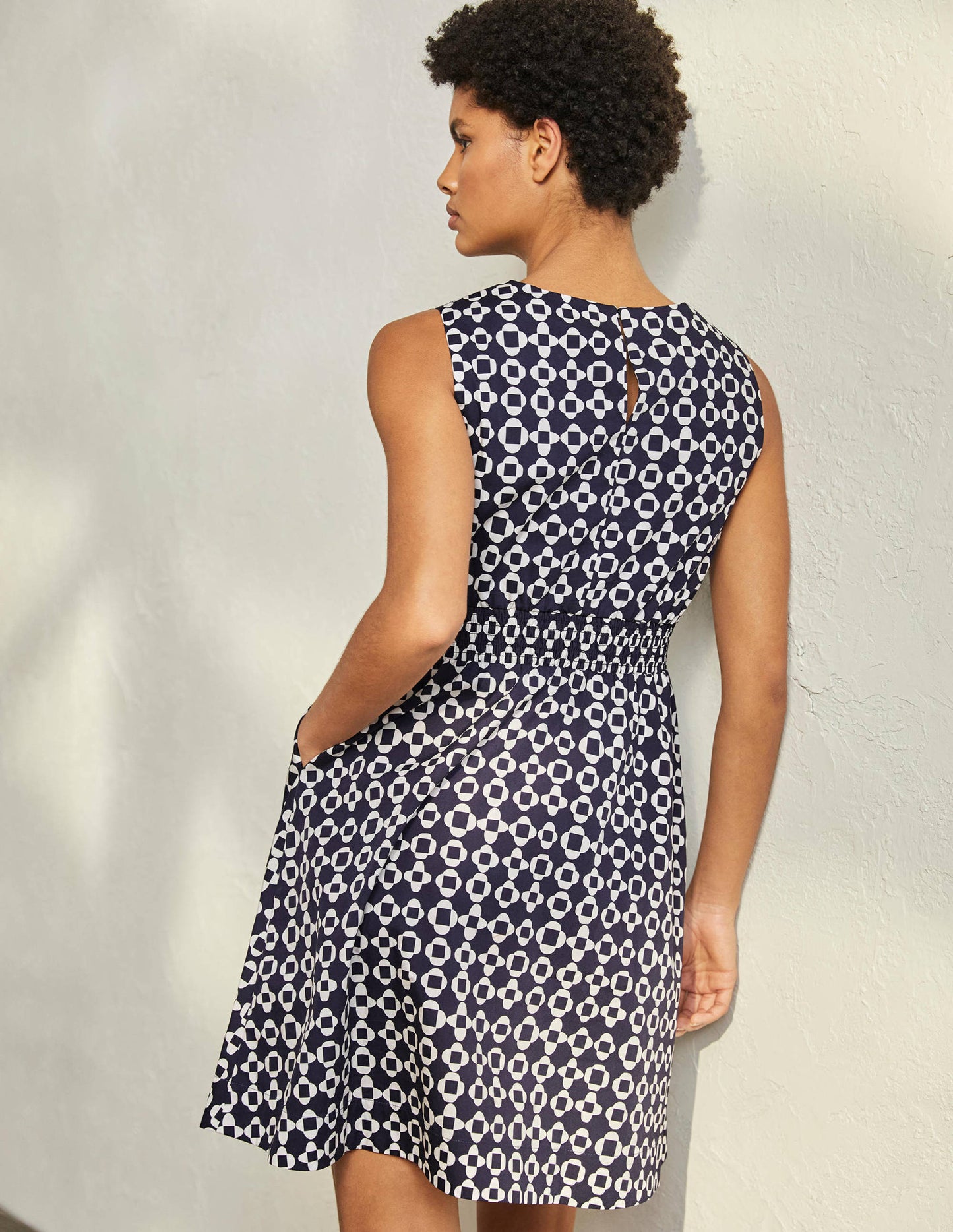 Minikleid mit gesmokter Taille-Französisches Navy, Mosaikmuster