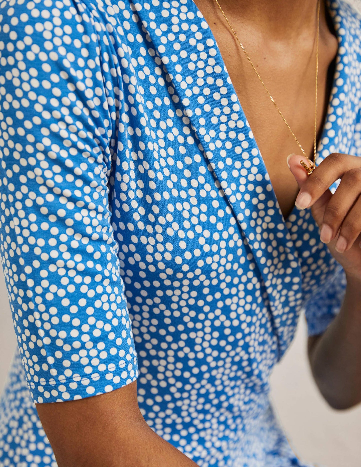 Jerseykleid mit fixierter Wickeloptik-Marokkoblau, Getupft