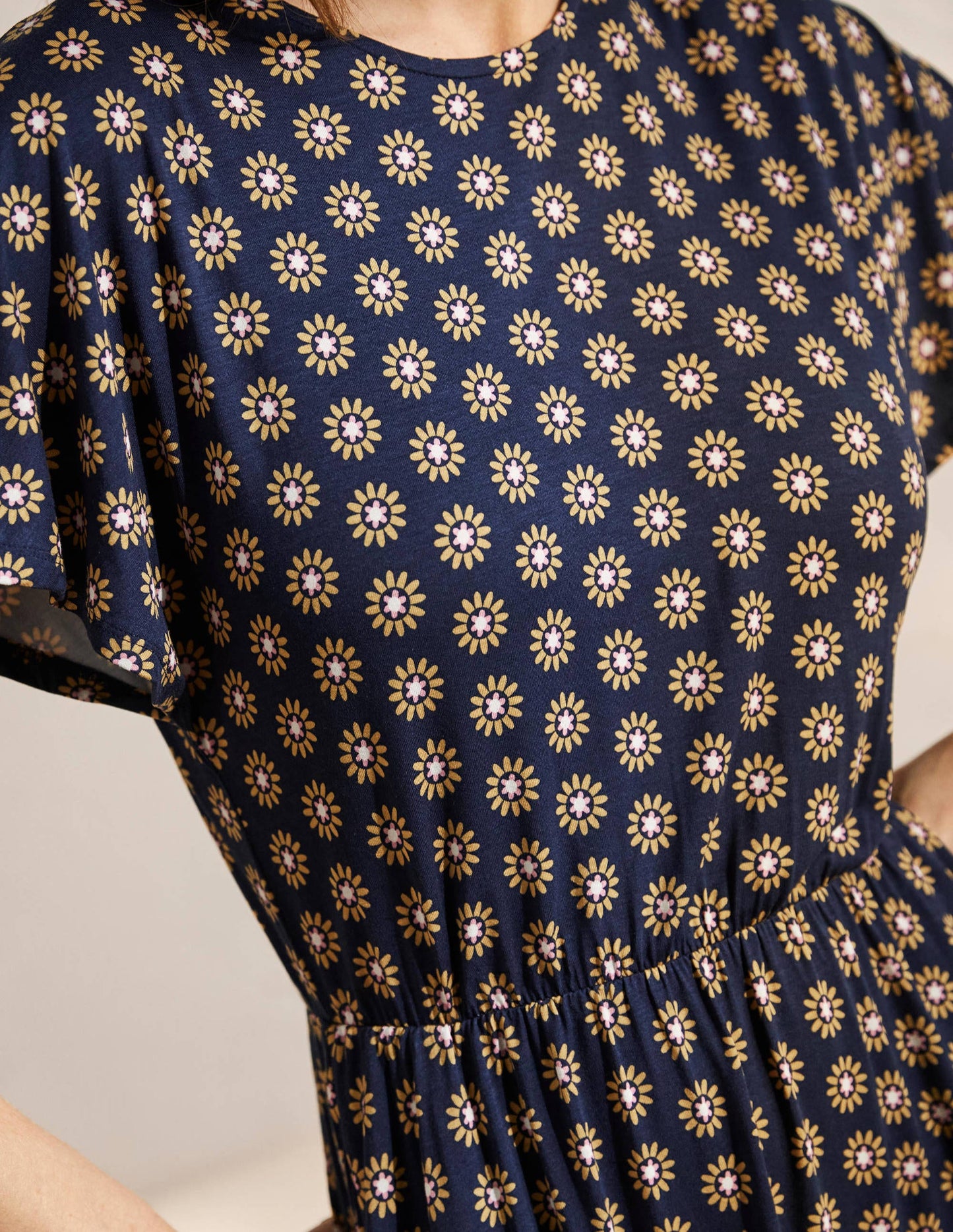 Jerseykleid mit Flatterärmeln-Französisches Navy, Gänseblümchenmuster