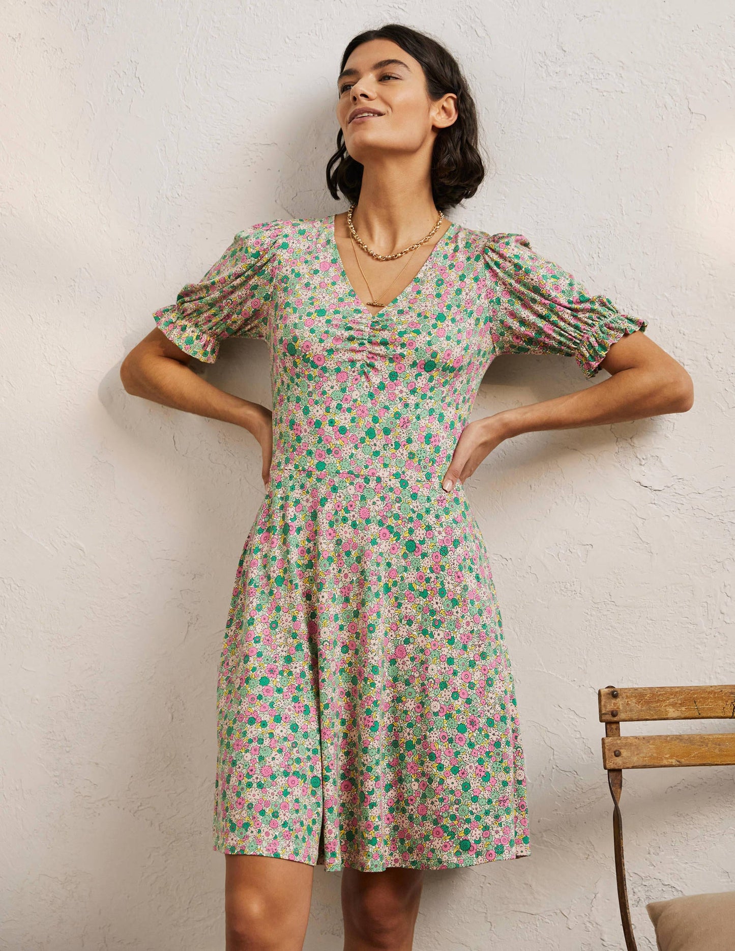 Jerseykleid mit V-Ausschnitt-Schottengrün, Gruppierte Blumen