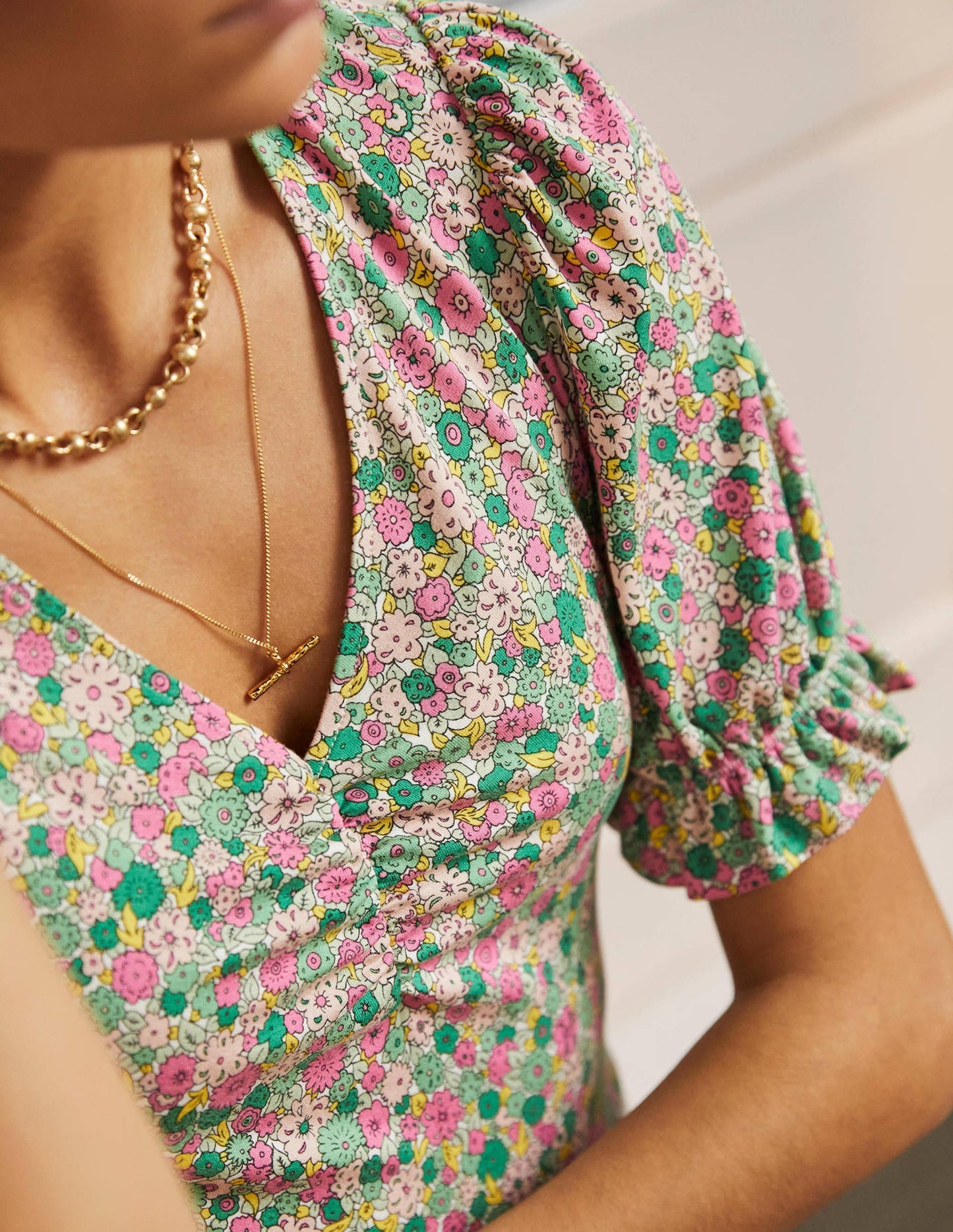 Jerseykleid mit V-Ausschnitt-Schottengrün, Gruppierte Blumen
