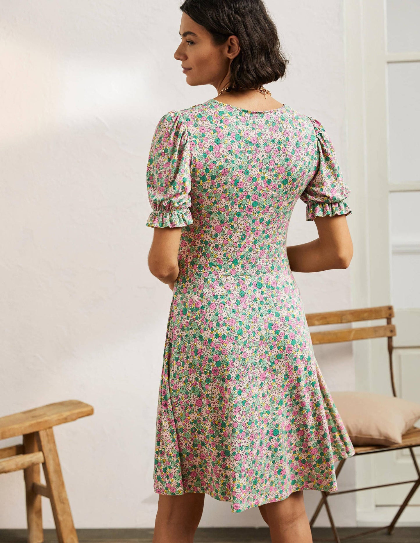 Jerseykleid mit V-Ausschnitt-Schottengrün, Gruppierte Blumen