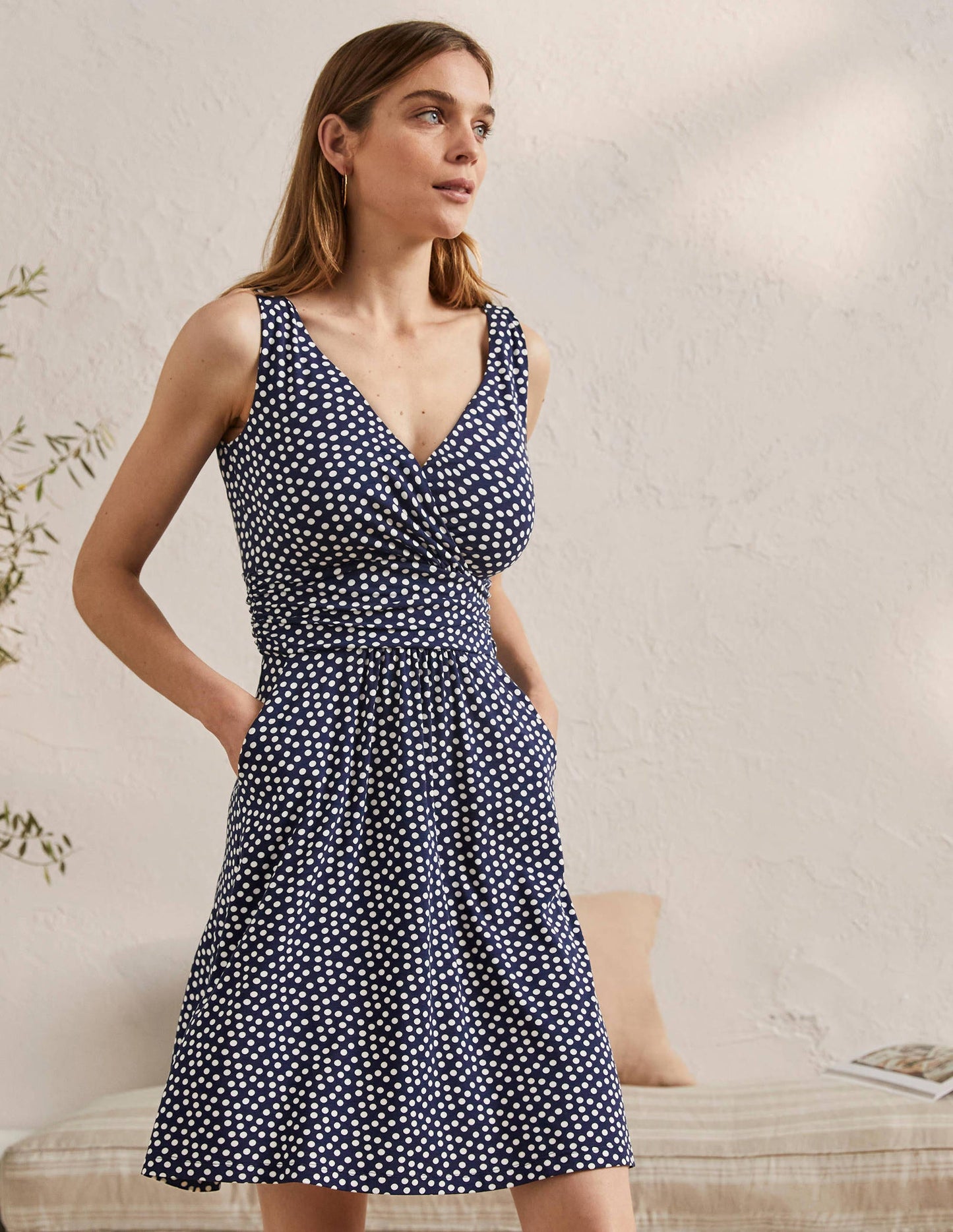 Effie Jerseykleid mit V-Ausschnitt-Französisches Navy, Verstreute Tupfen