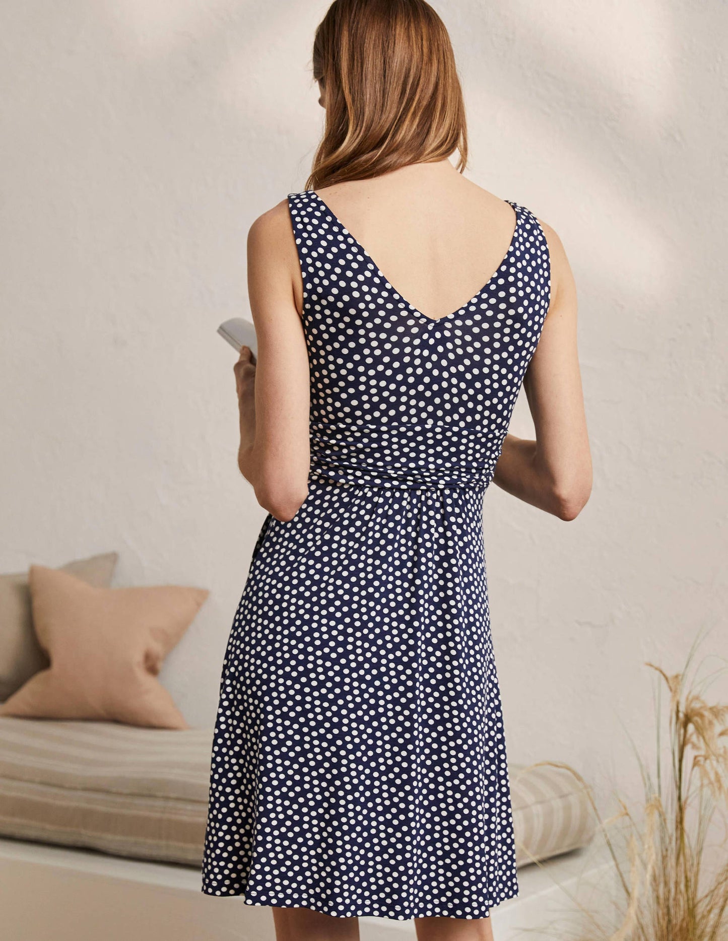 Effie Jerseykleid mit V-Ausschnitt-Französisches Navy, Verstreute Tupfen