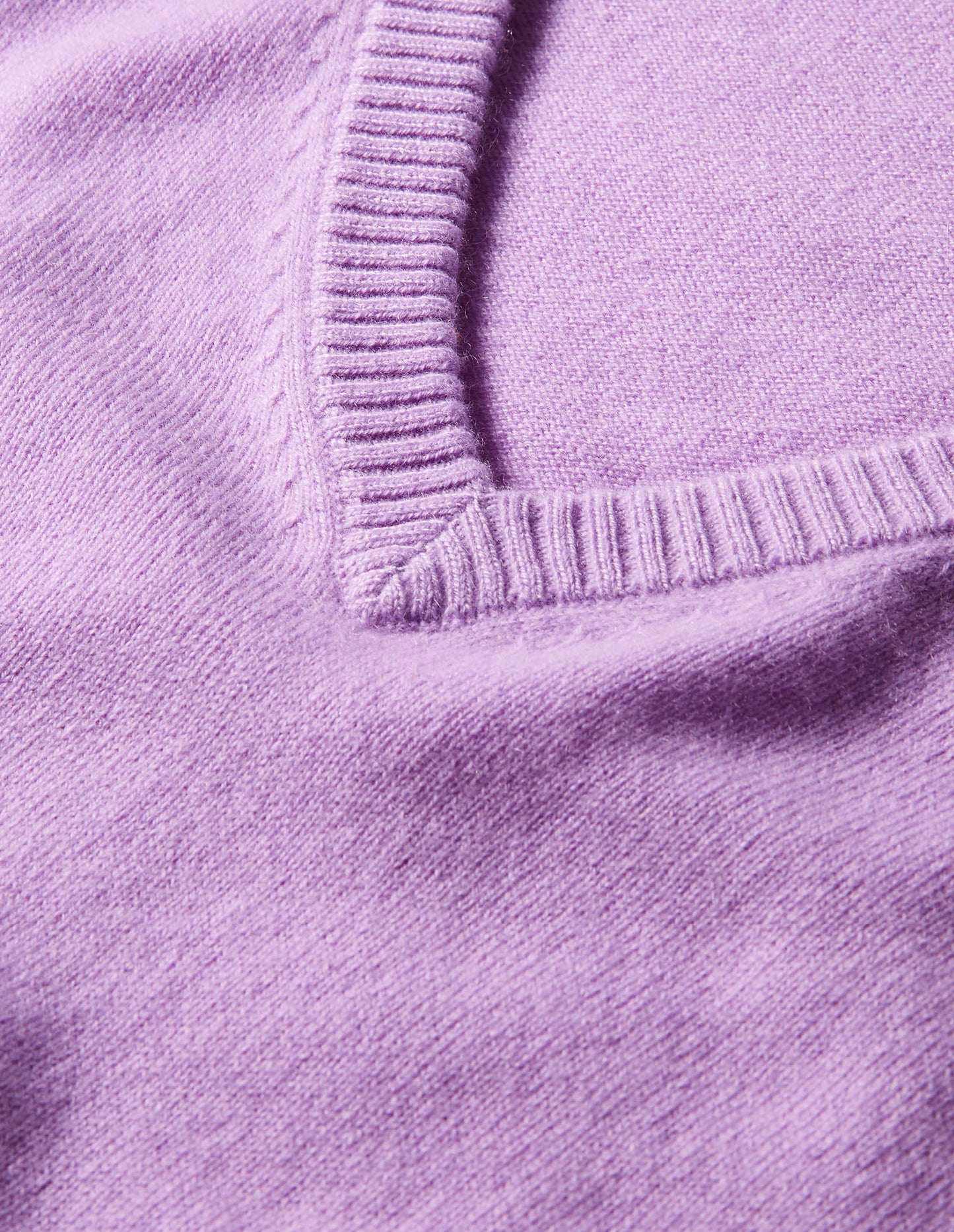 Lässiger Kaschmirpullover mit V-Ausschnitt-Afrikanisches Violett