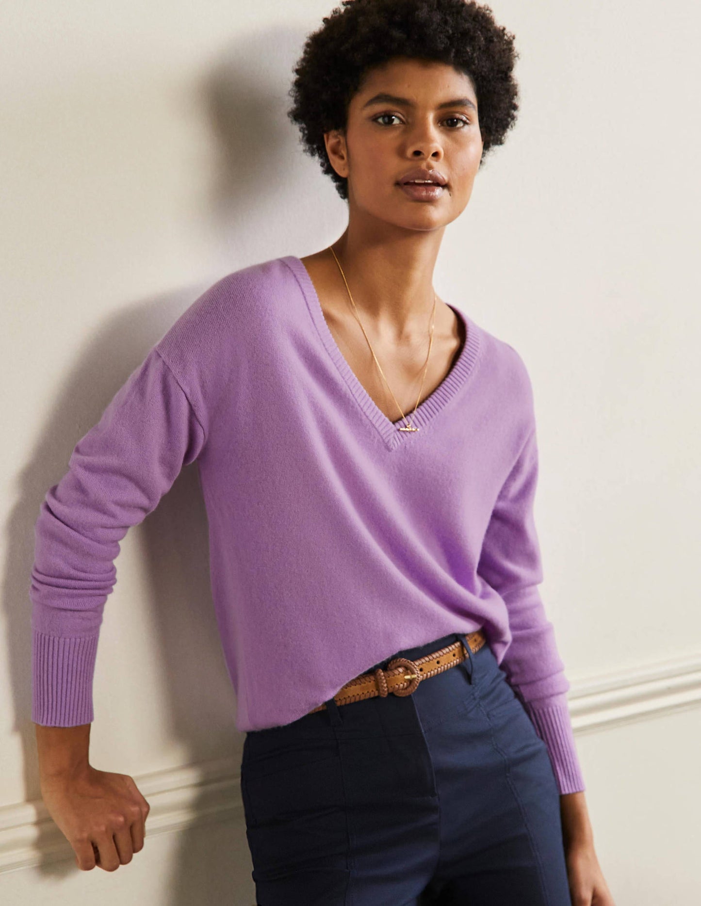 Lässiger Kaschmirpullover mit V-Ausschnitt-Afrikanisches Violett