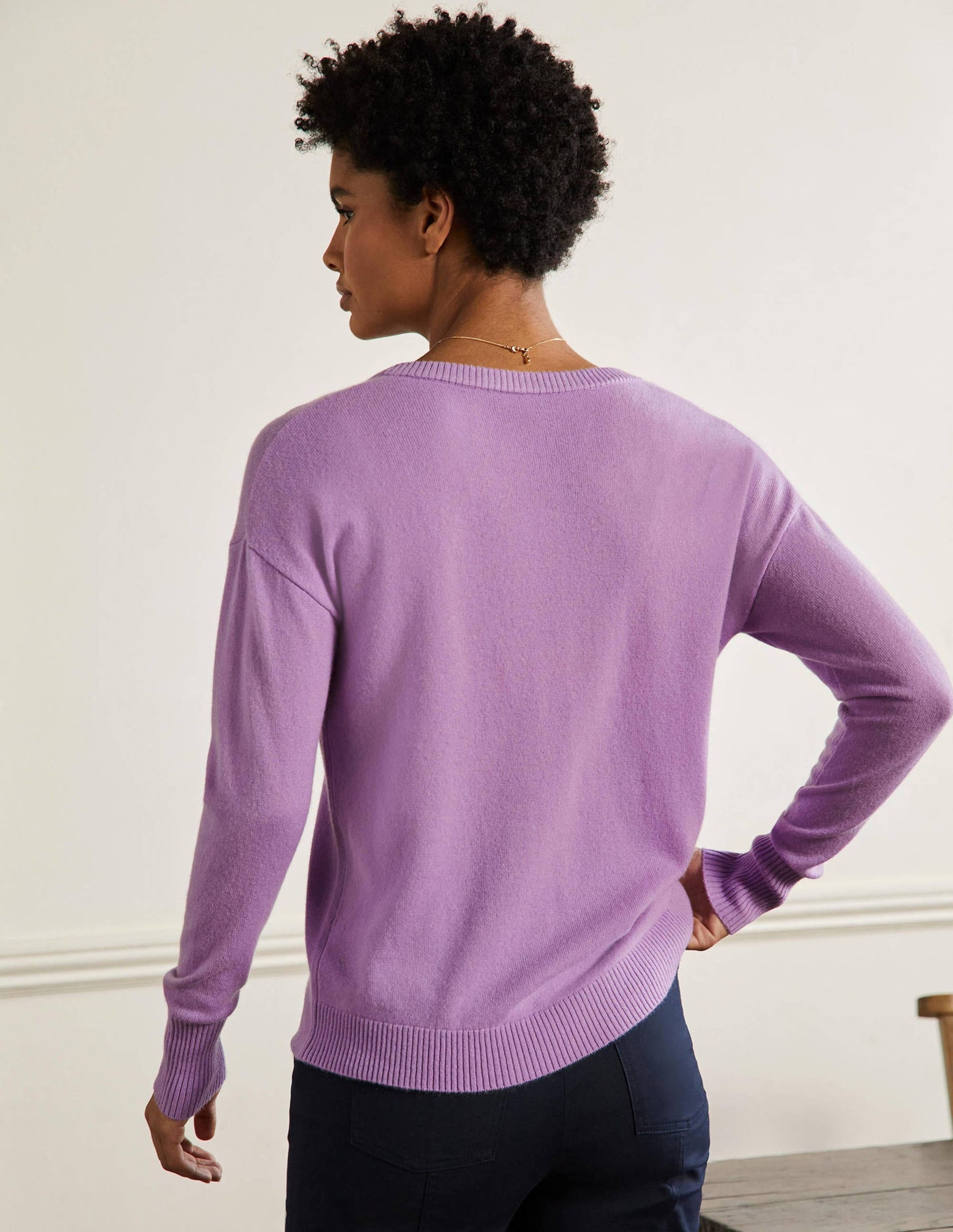Lässiger Kaschmirpullover mit V-Ausschnitt-Afrikanisches Violett