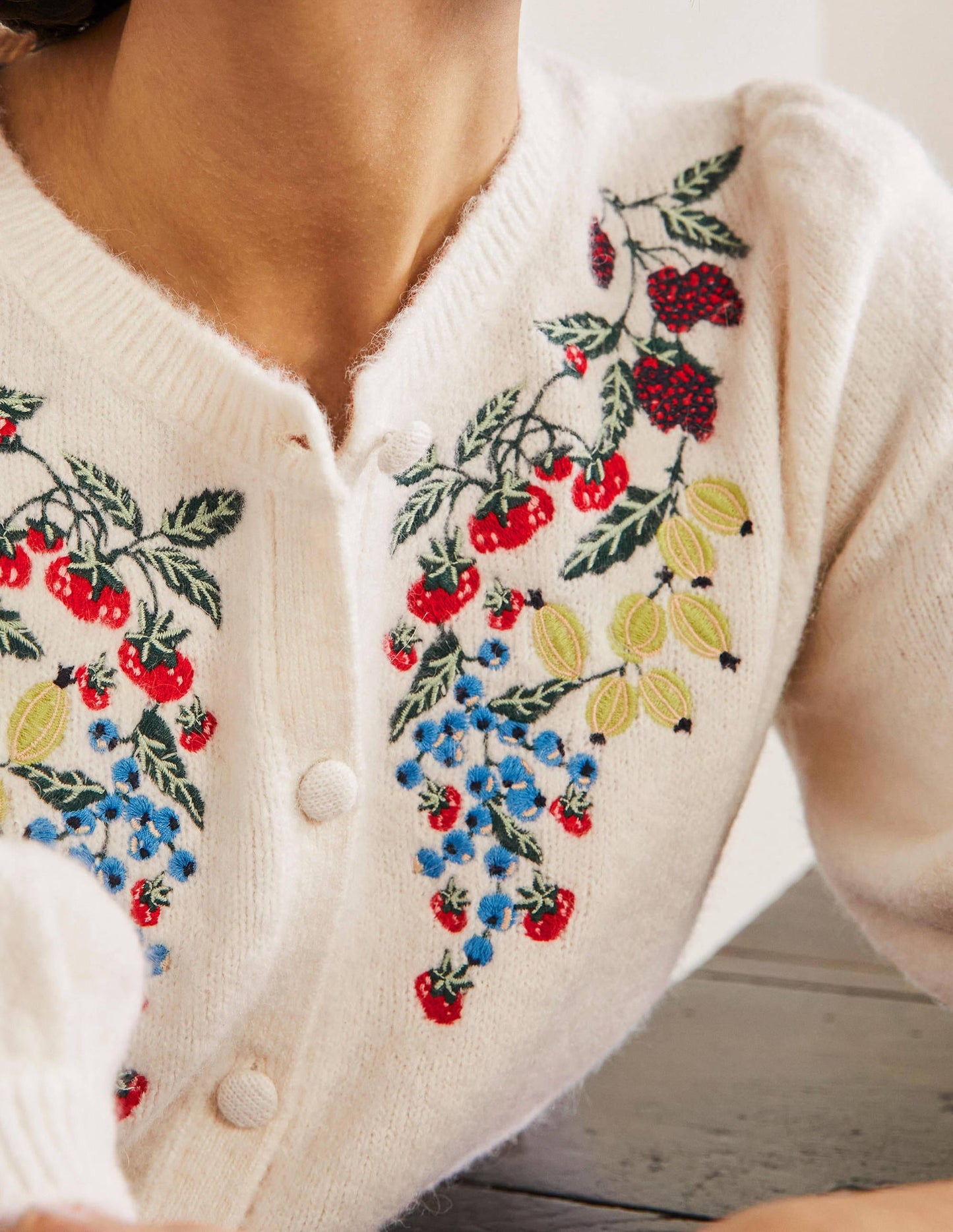 Flauschiger Cardigan mit Stickerei-Naturweiß, Stickerei