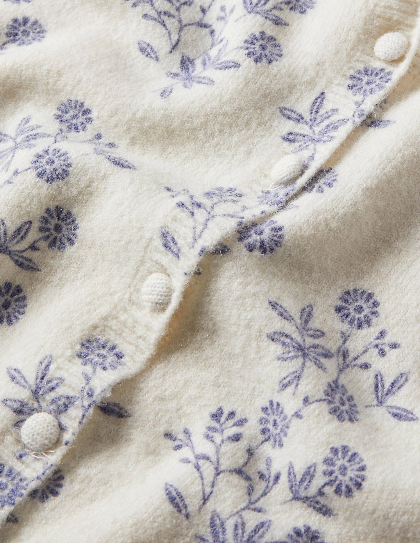 Anita Gemusterter flauschiger Cardigan-Naturweiß, Gruppierte Blätter