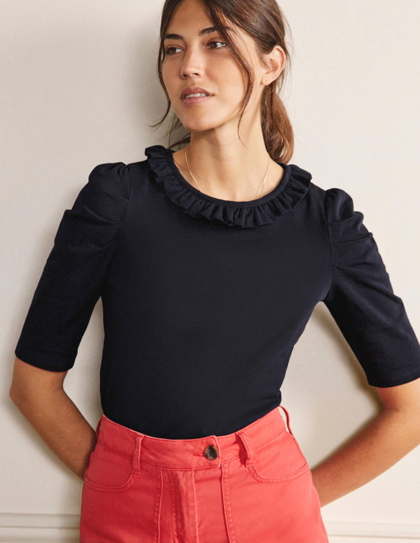 T-Shirt mit Puffärmeln und Rüschenausschnitt-Marineblau