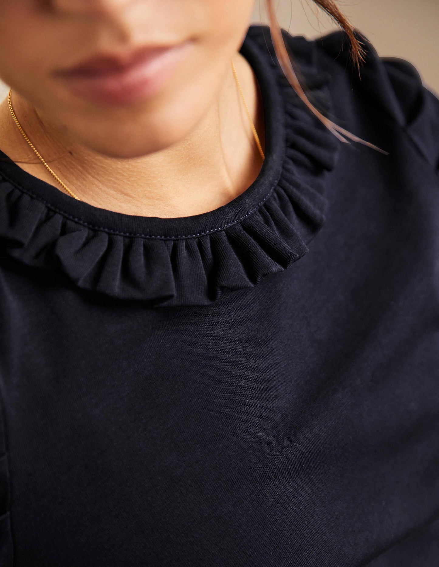 T-Shirt mit Puffärmeln und Rüschenausschnitt-Marineblau