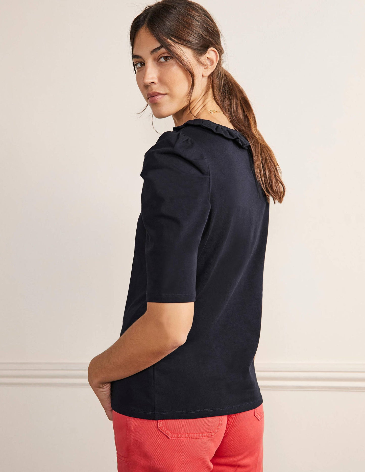 T-Shirt mit Puffärmeln und Rüschenausschnitt-Marineblau