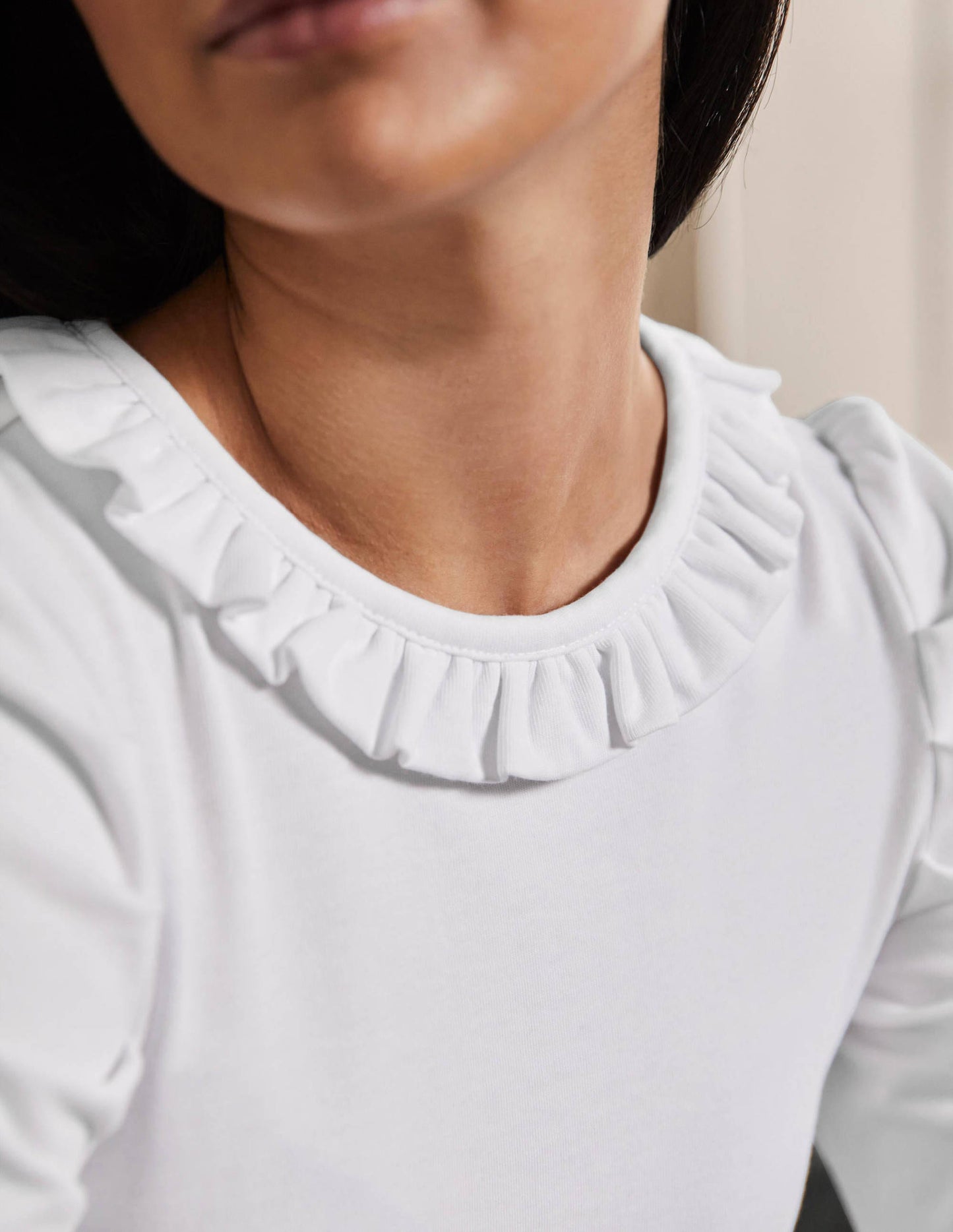 T-Shirt mit Puffärmeln und Rüschenausschnitt-Weiß