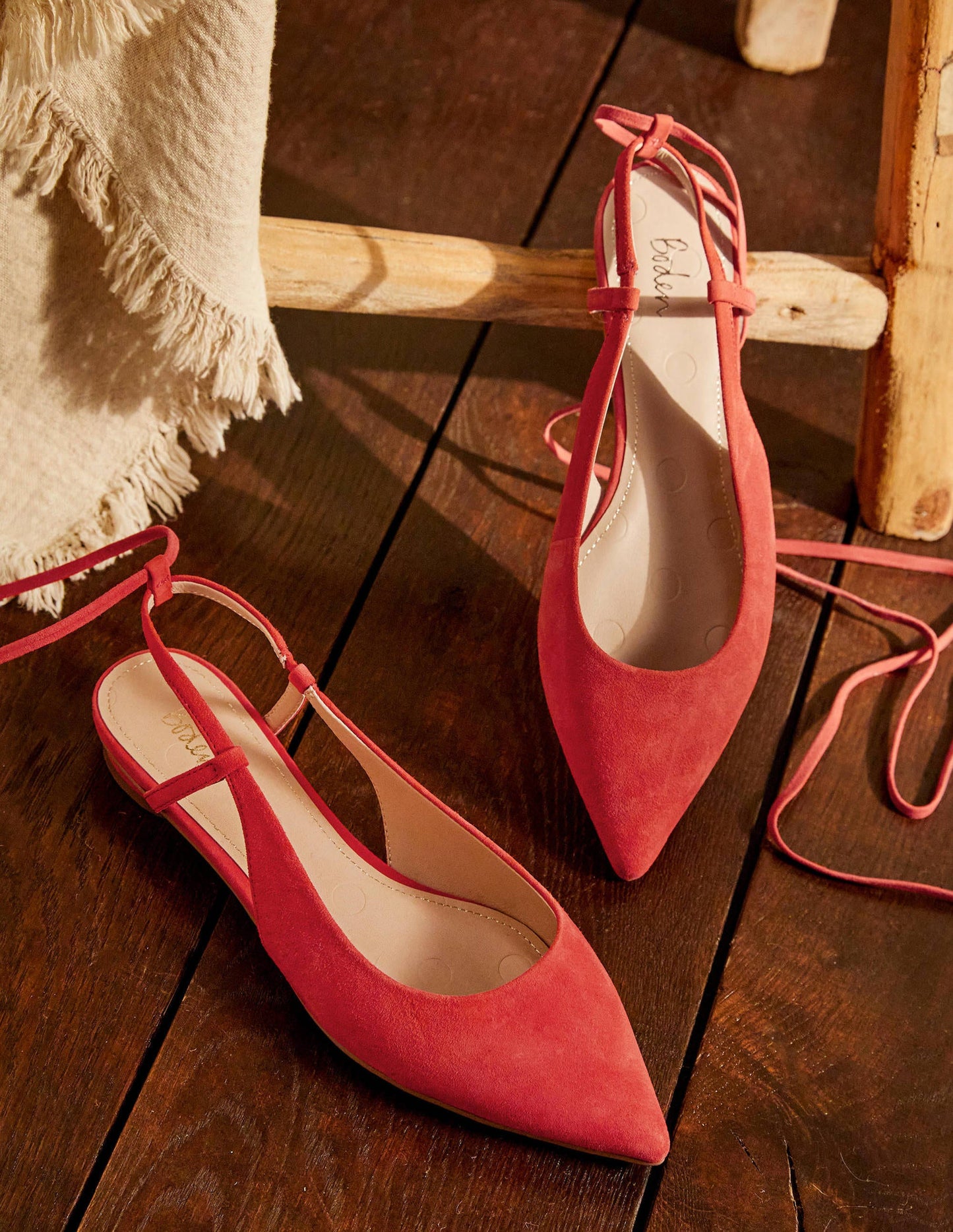 Ballerinas mit Knöchelriemchen und spitzer Zehenpartie-Rot, Veloursleder
