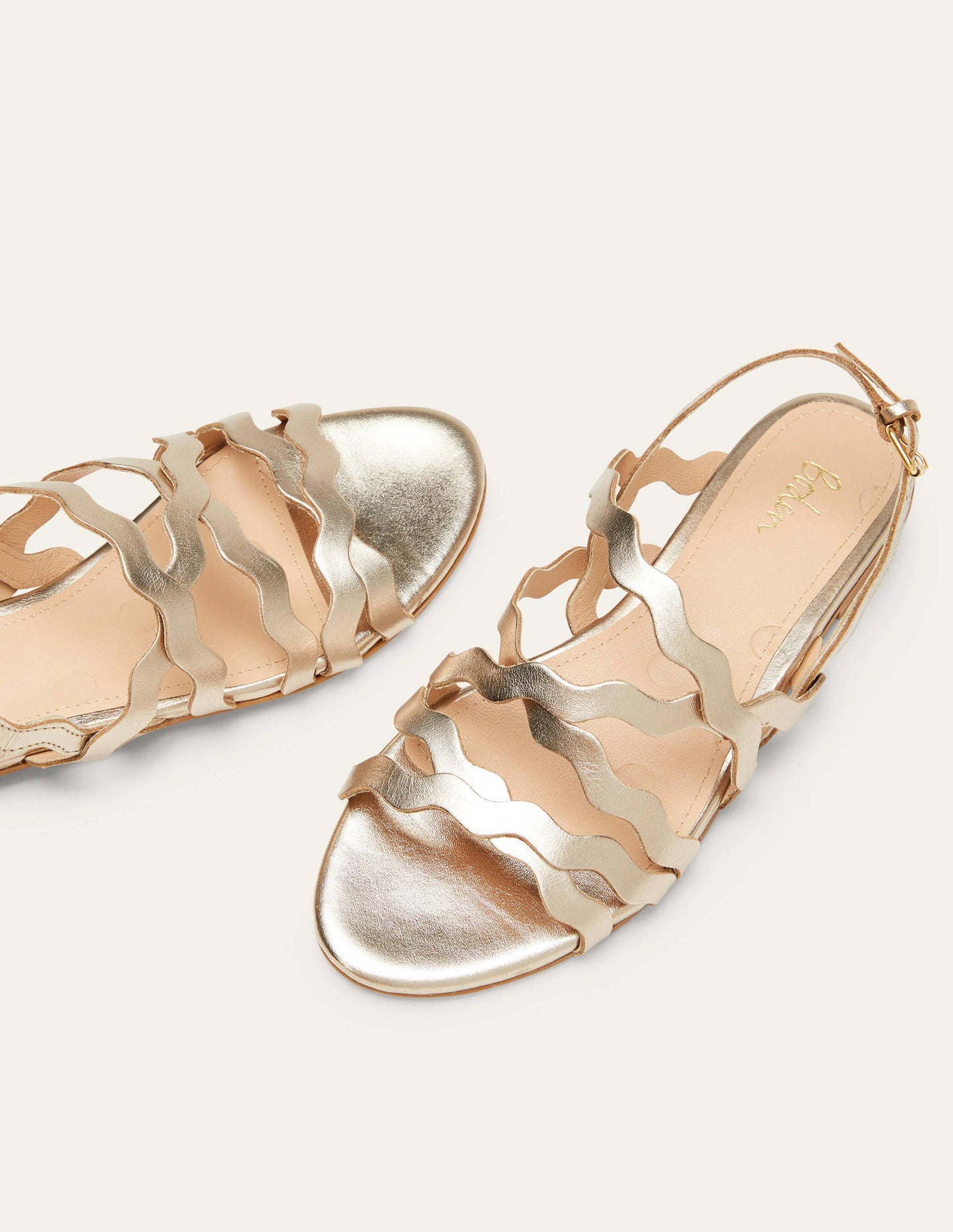 Flache Sandalen mit bunten Riemchen-Blassgold-Metallic