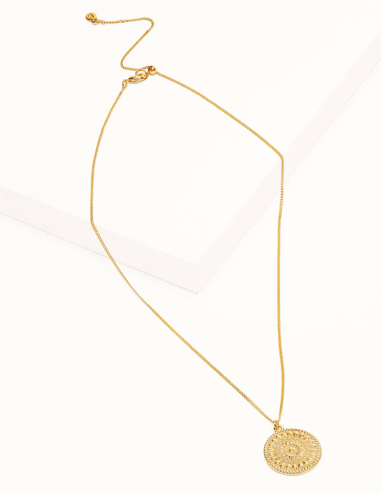 Halskette mit gemustertem Scheibenanhänger-Gold-Metallic