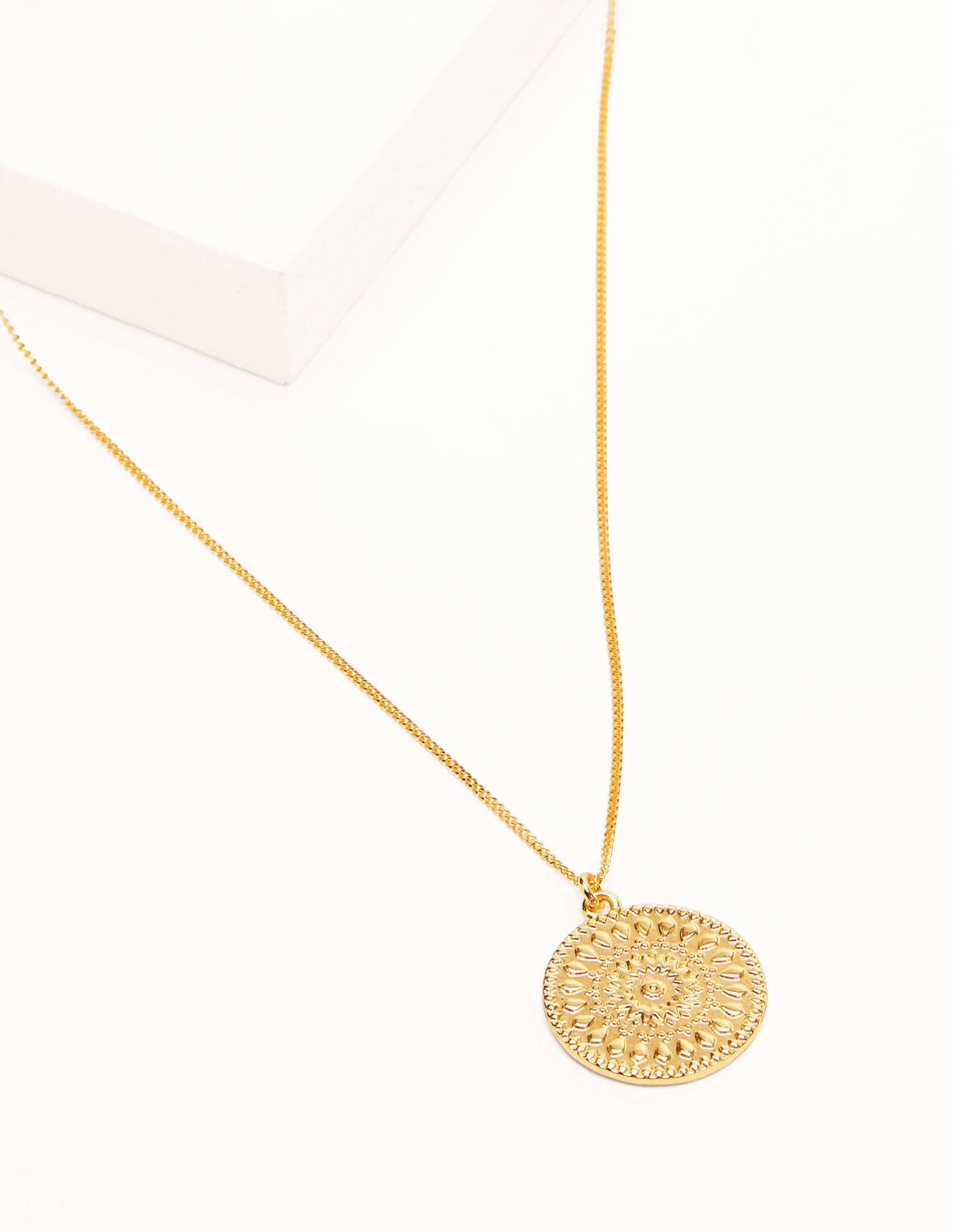 Halskette mit gemustertem Scheibenanhänger-Gold-Metallic
