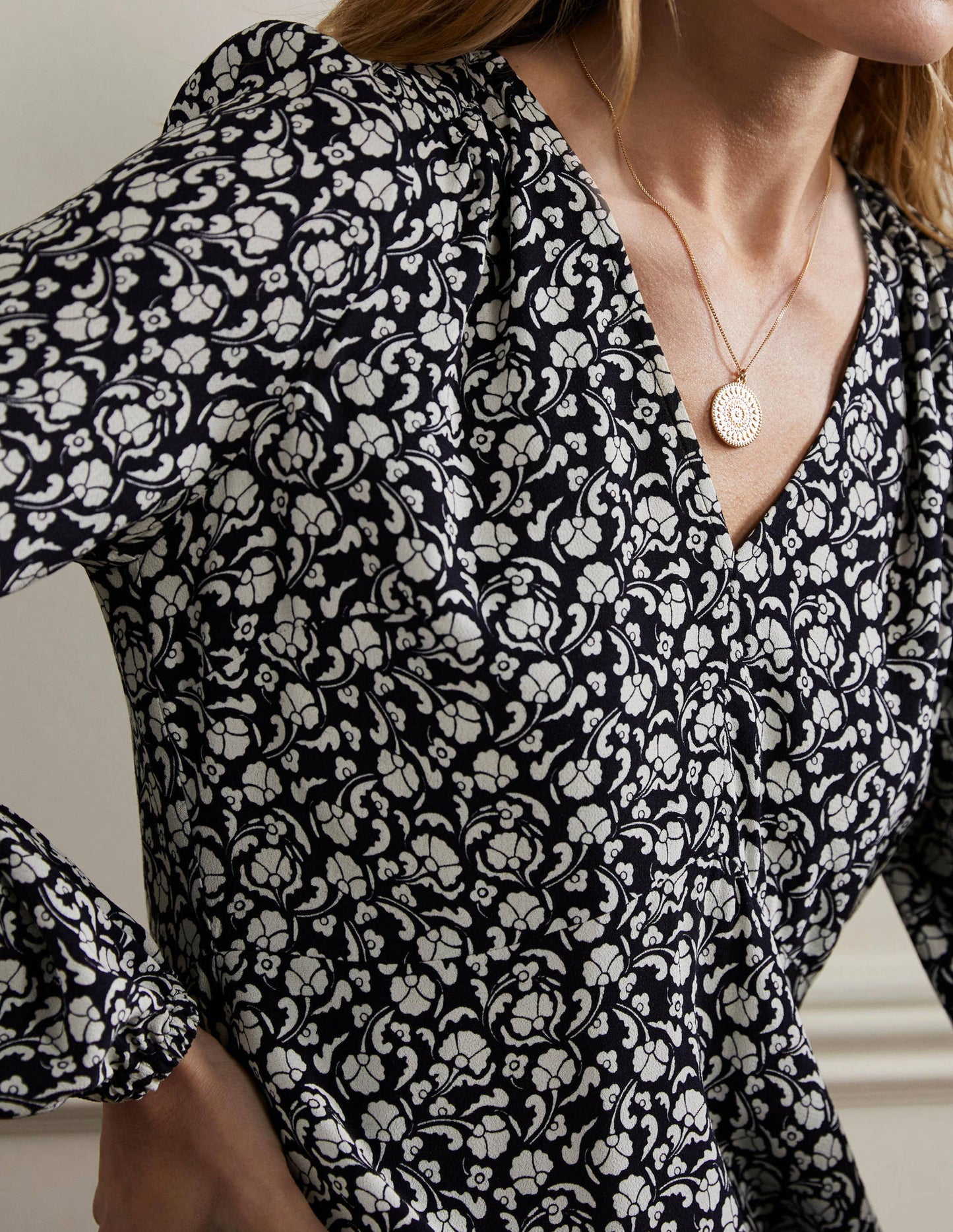 Kleid mit V-Ausschnitt-Navy, Zarte Knospen