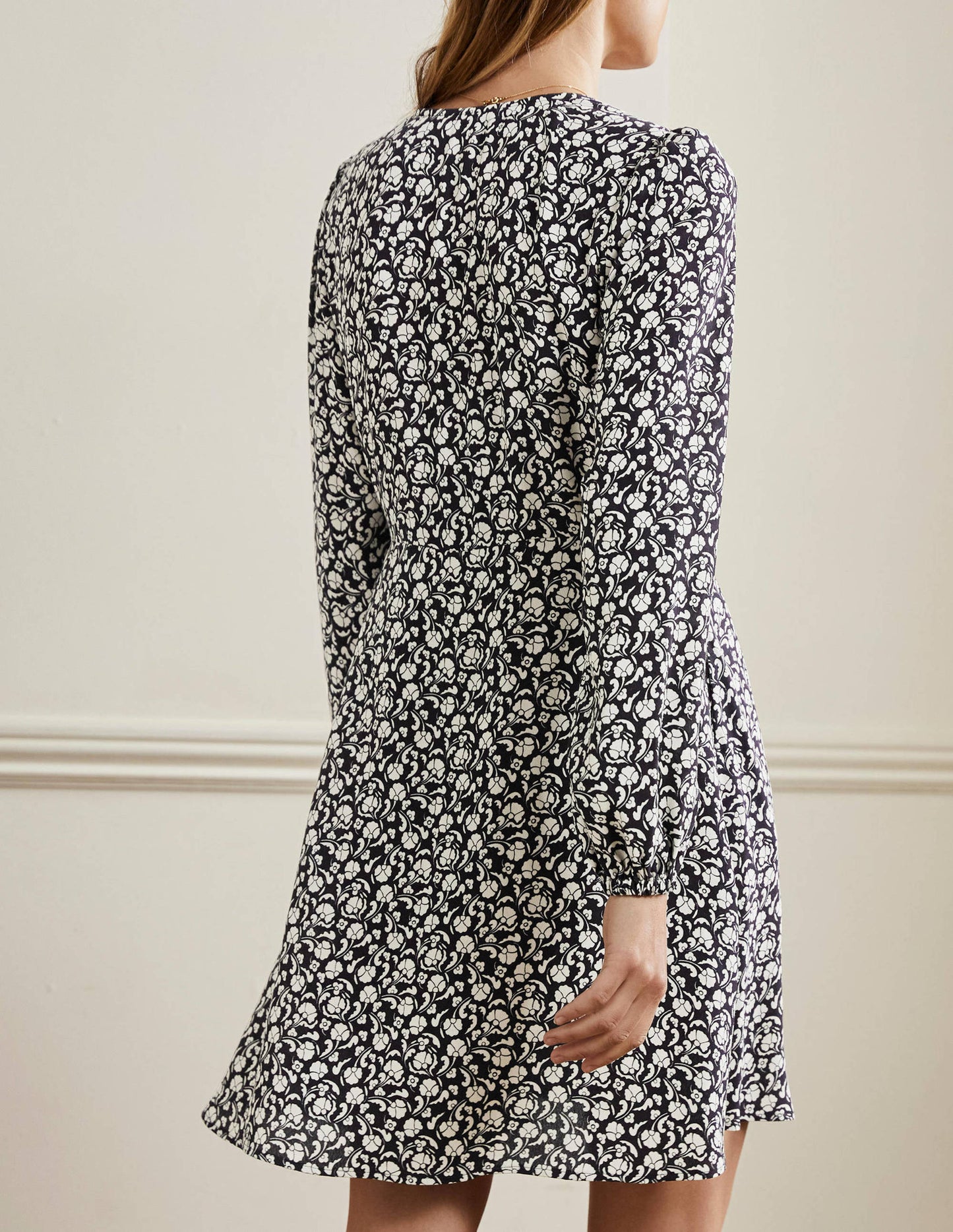 Kleid mit V-Ausschnitt-Navy, Zarte Knospen