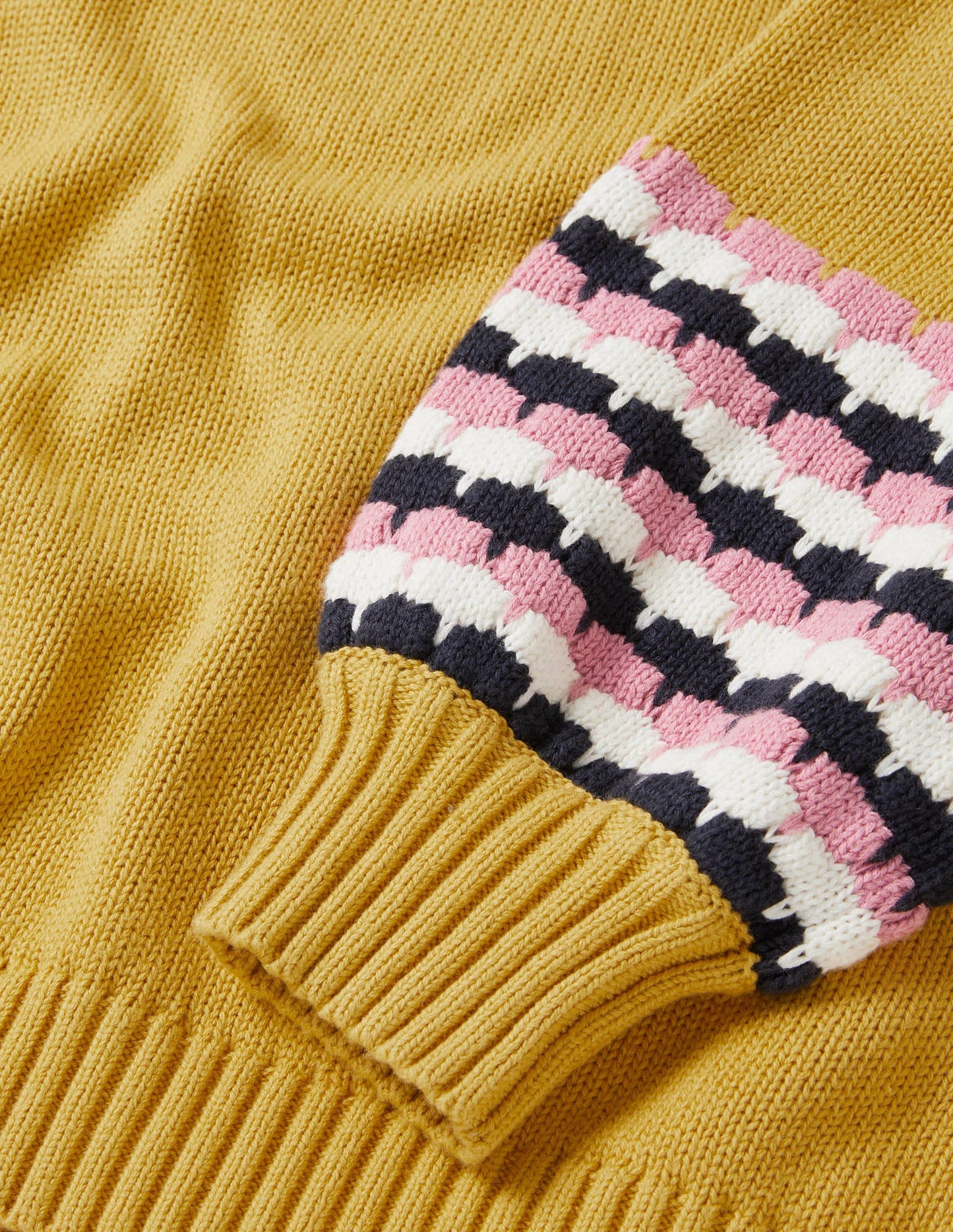 Pullover mit V-Ausschnitt und Ziernähten an den Bündchen-Buttergelb, Gestreift