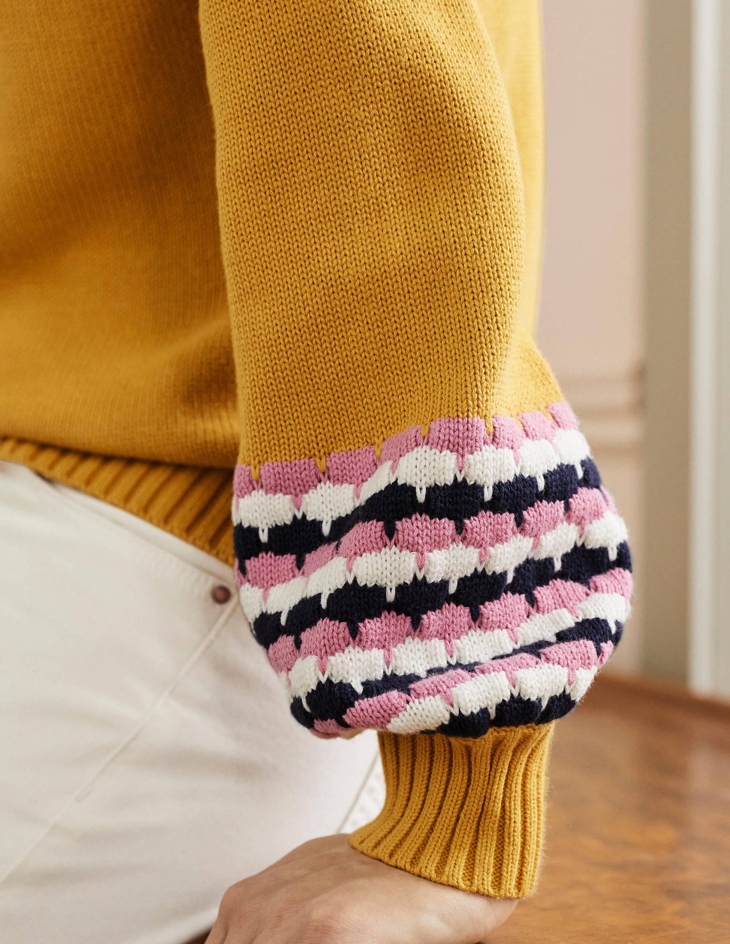 Pullover mit V-Ausschnitt und Ziernähten an den Bündchen-Buttergelb, Gestreift