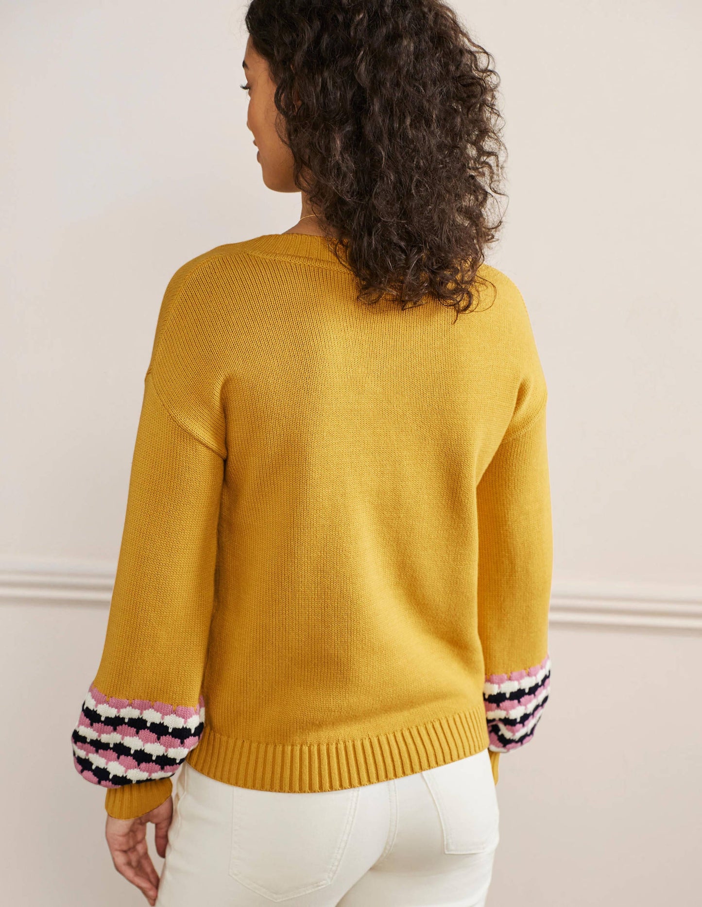 Pullover mit V-Ausschnitt und Ziernähten an den Bündchen-Buttergelb, Gestreift
