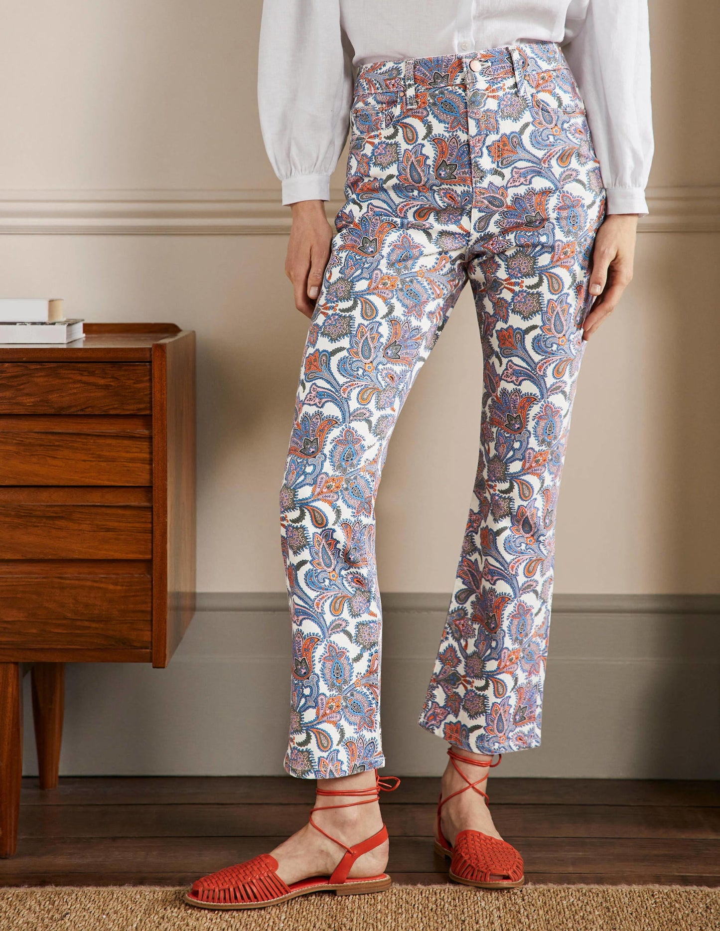 7/8-Jeans mit Schlag-Naturweiß, Paisley-Knospen