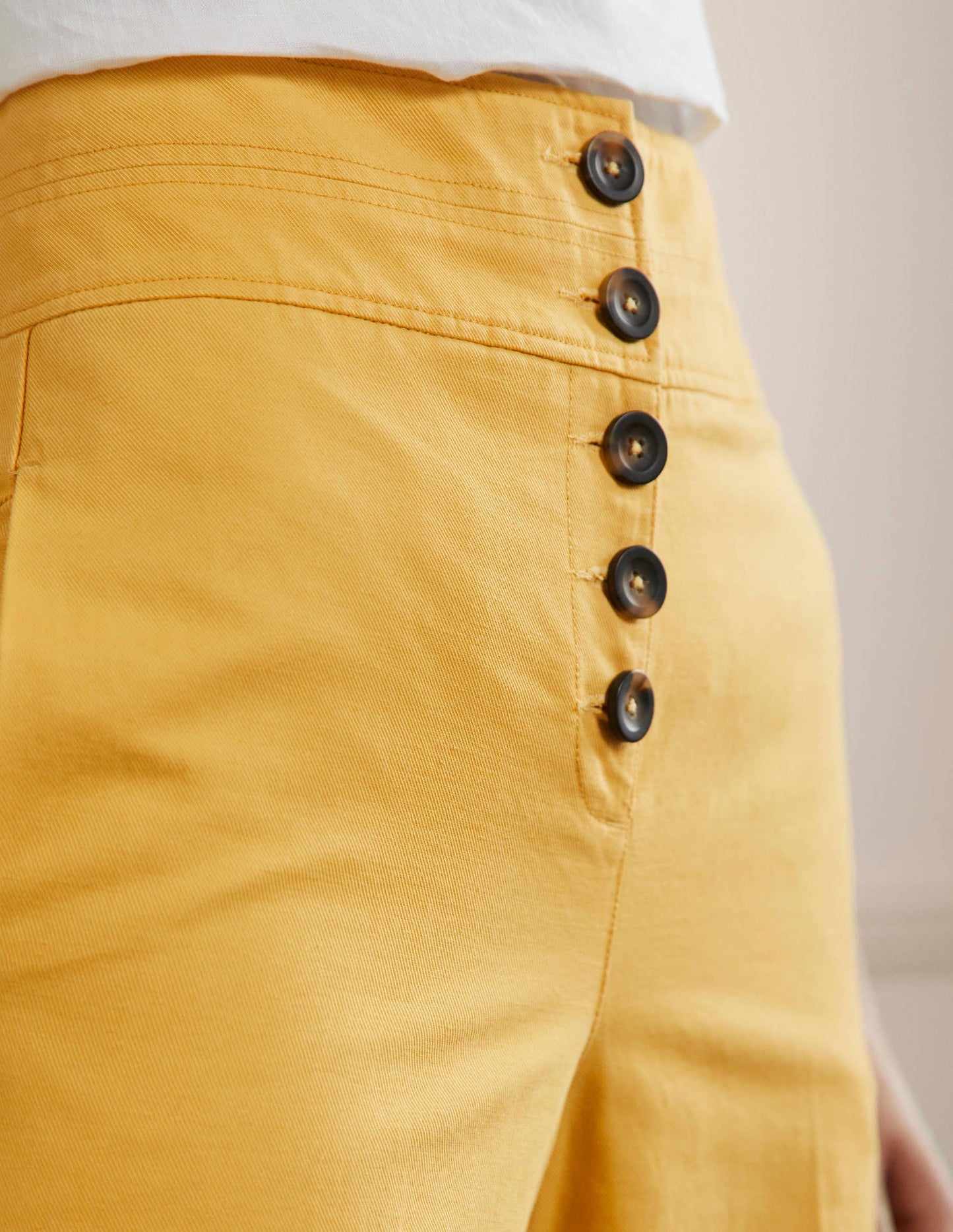 Ausgestellte Hose mit hohem Schnitt-Eigelb