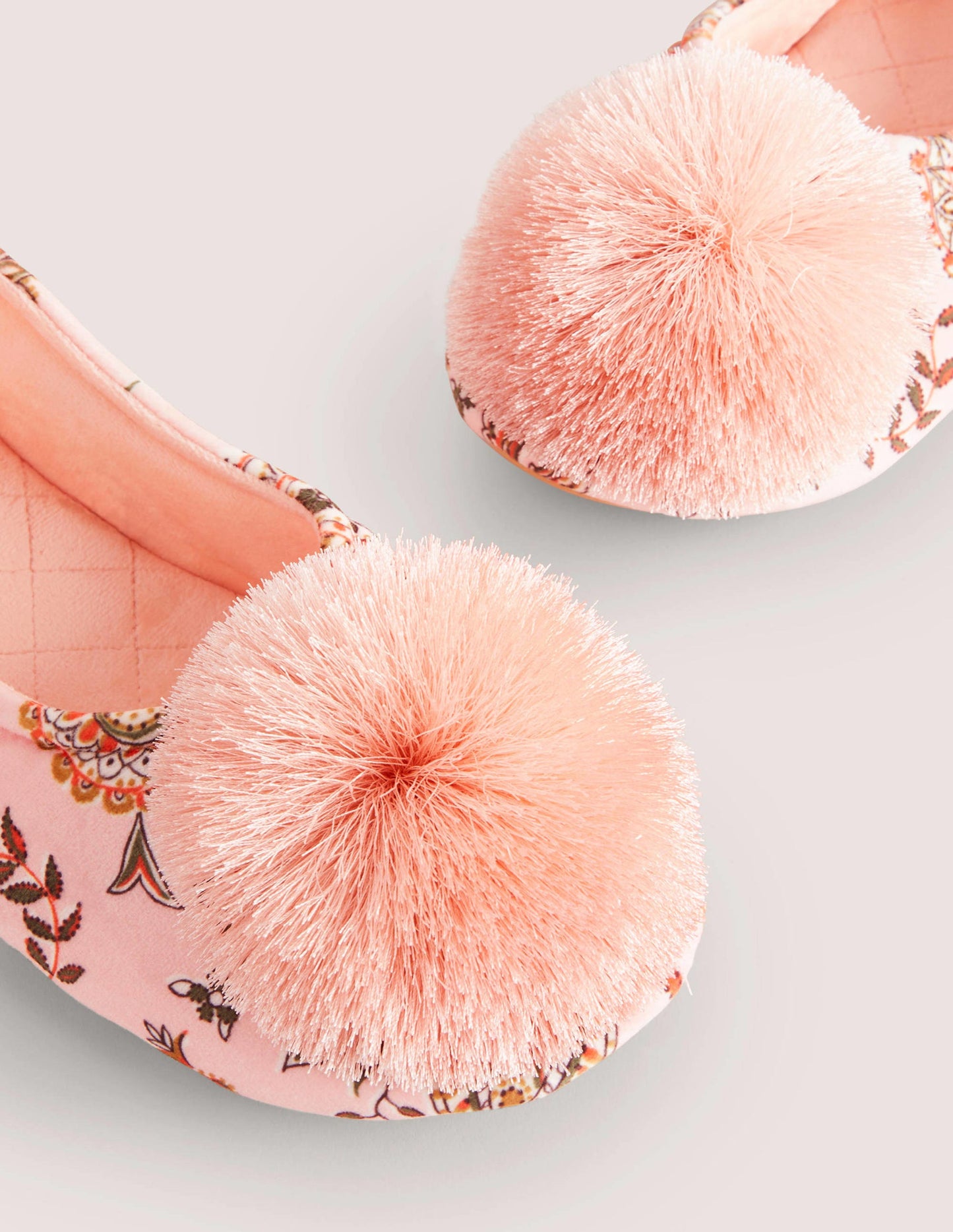 Hausschuhe mit Bommeln-Paisleymuster