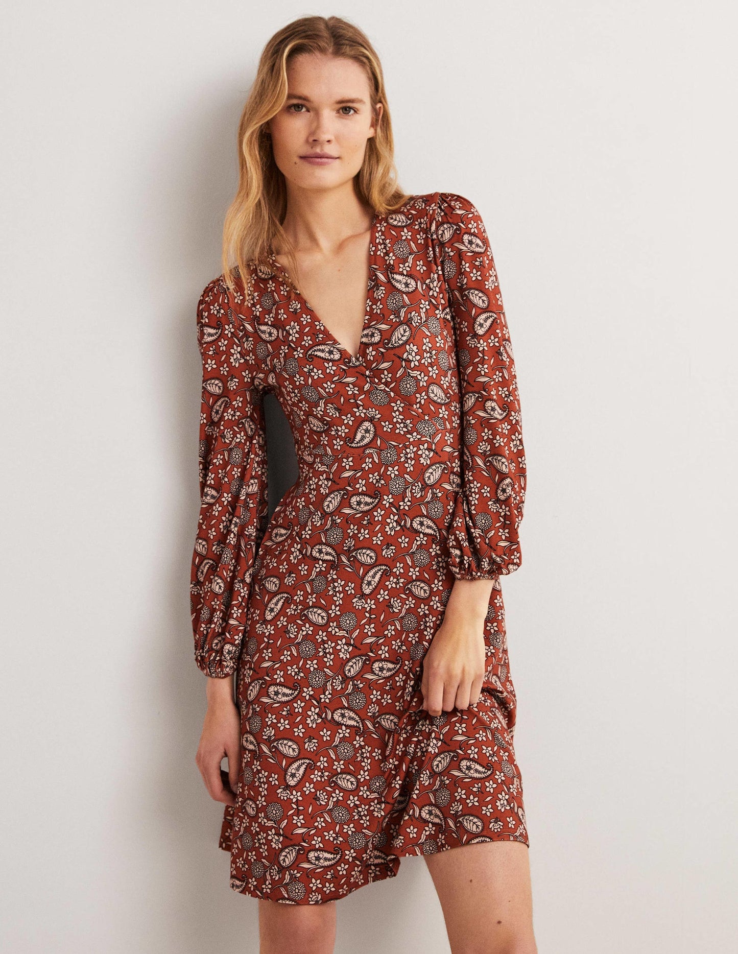 Unkompliziertes Jerseykleid mit fixierter Wickeloptik-Chiliölrot, Blumengarten