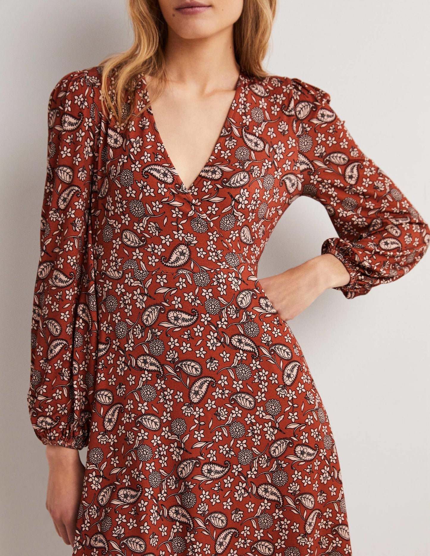 Unkompliziertes Jerseykleid mit fixierter Wickeloptik-Chiliölrot, Blumengarten