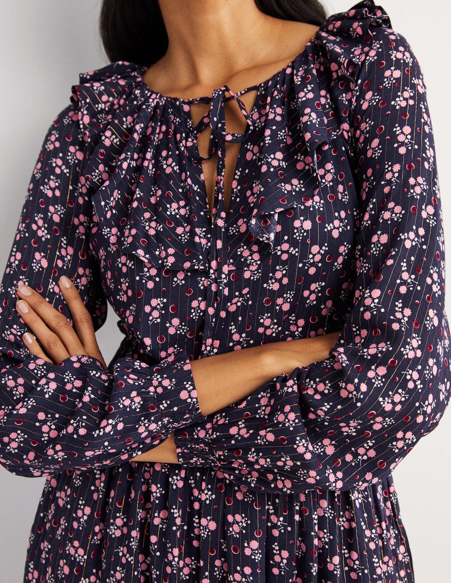 Metallisches Kleid mit Rüschen-Navy, Beerenzweig