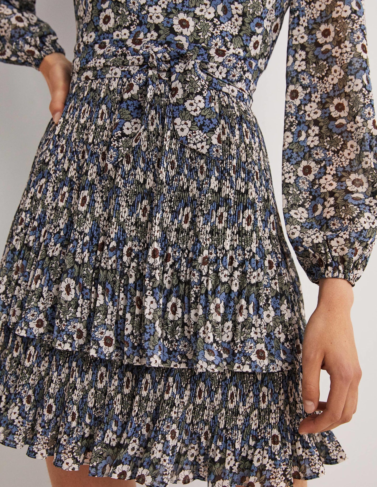 Minikleid mit Plisseerock-Schwarz, Blumenwiese