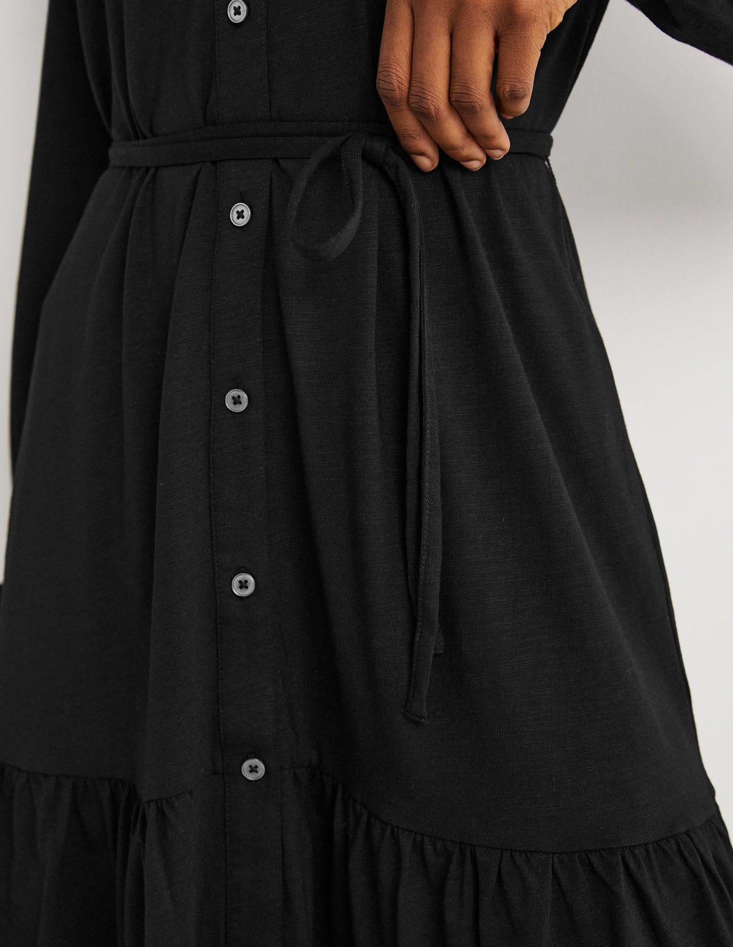 Lockeres Mini-Hemdblusenkleid mit Stufen-Schwarz