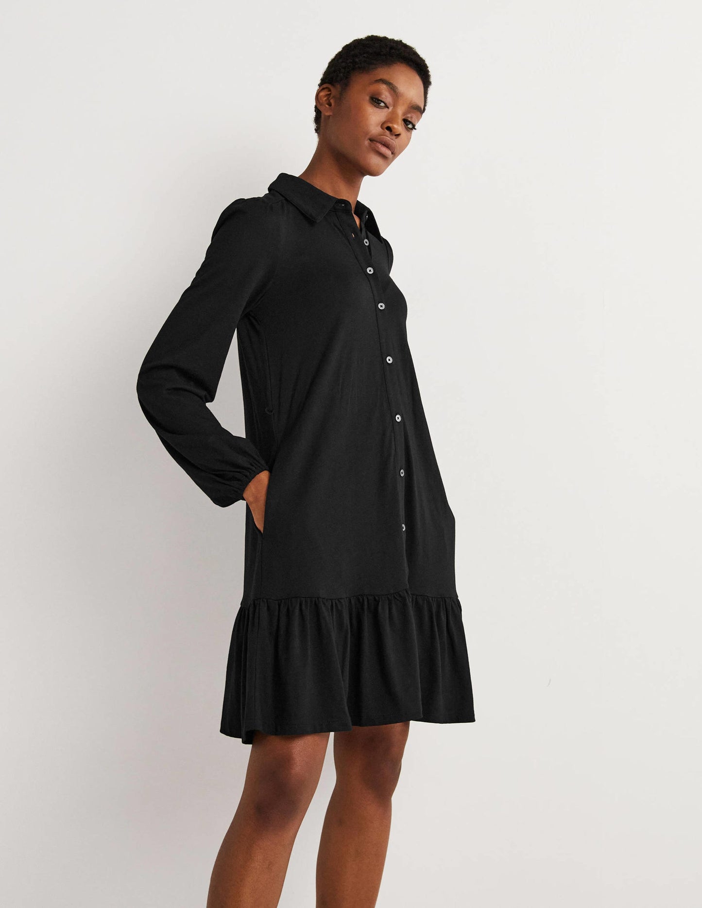 Lockeres Mini-Hemdblusenkleid mit Stufen-Schwarz