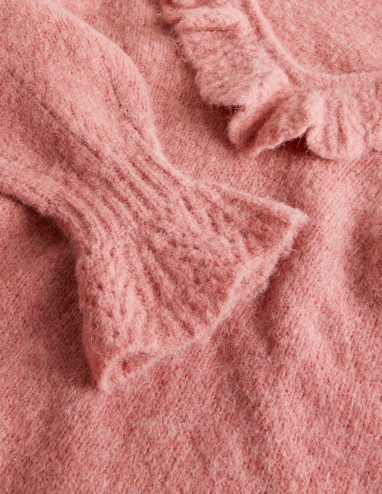 Flauschiger Pullover mit Rüschen-Staubrot Melange
