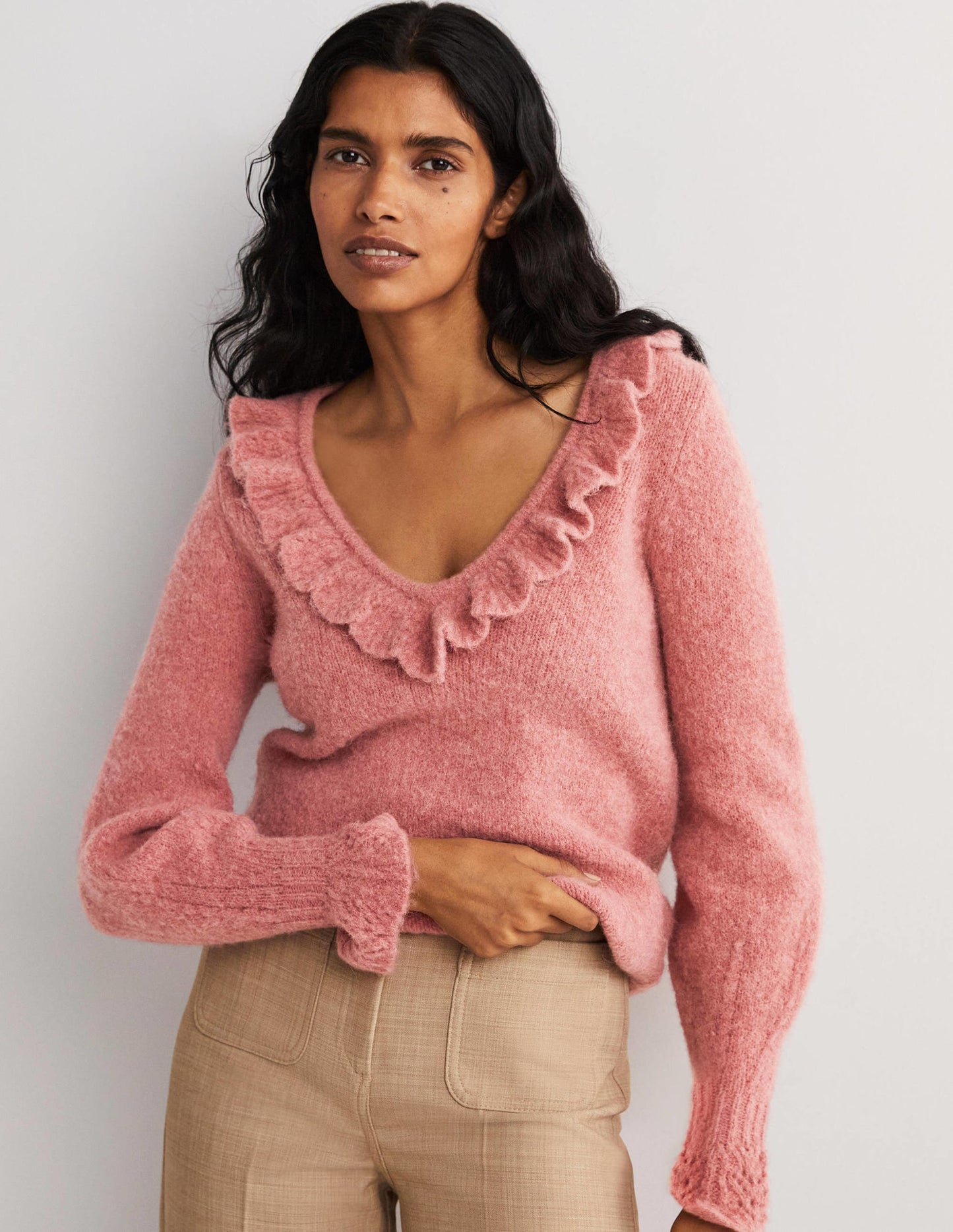 Flauschiger Pullover mit Rüschen-Staubrot Melange