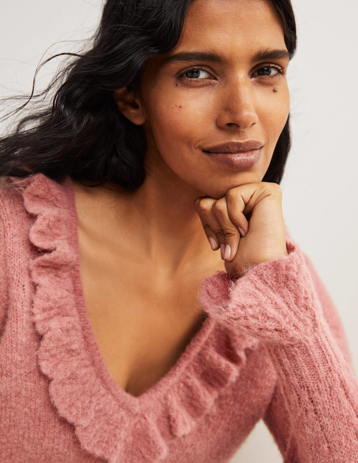 Flauschiger Pullover mit Rüschen-Staubrot Melange