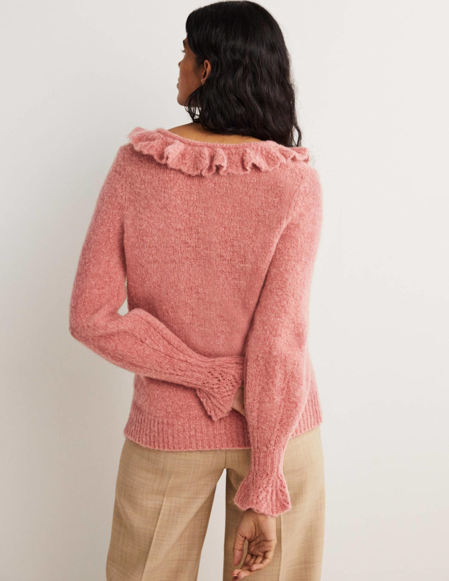 Flauschiger Pullover mit Rüschen-Staubrot Melange