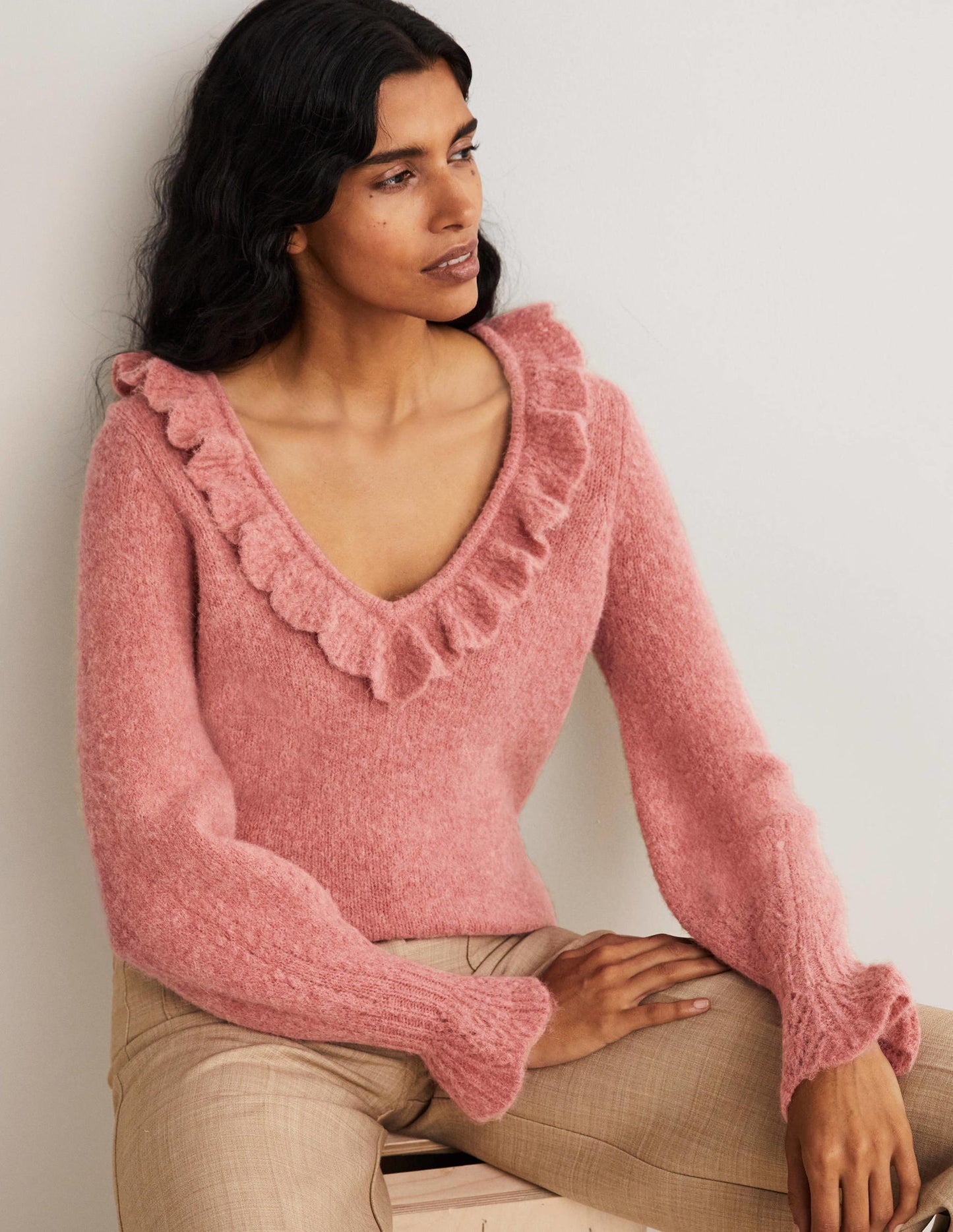 Flauschiger Pullover mit Rüschen-Staubrot Melange