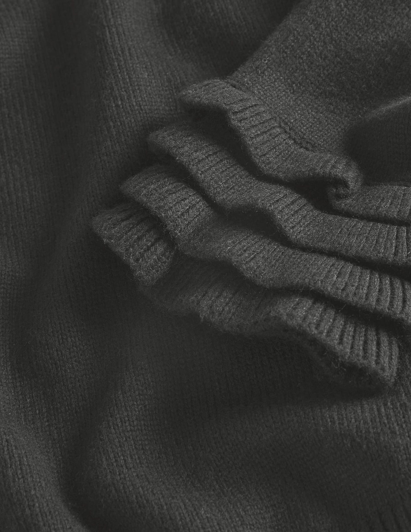 Pullover mit Rüschenlagen-Schwarz