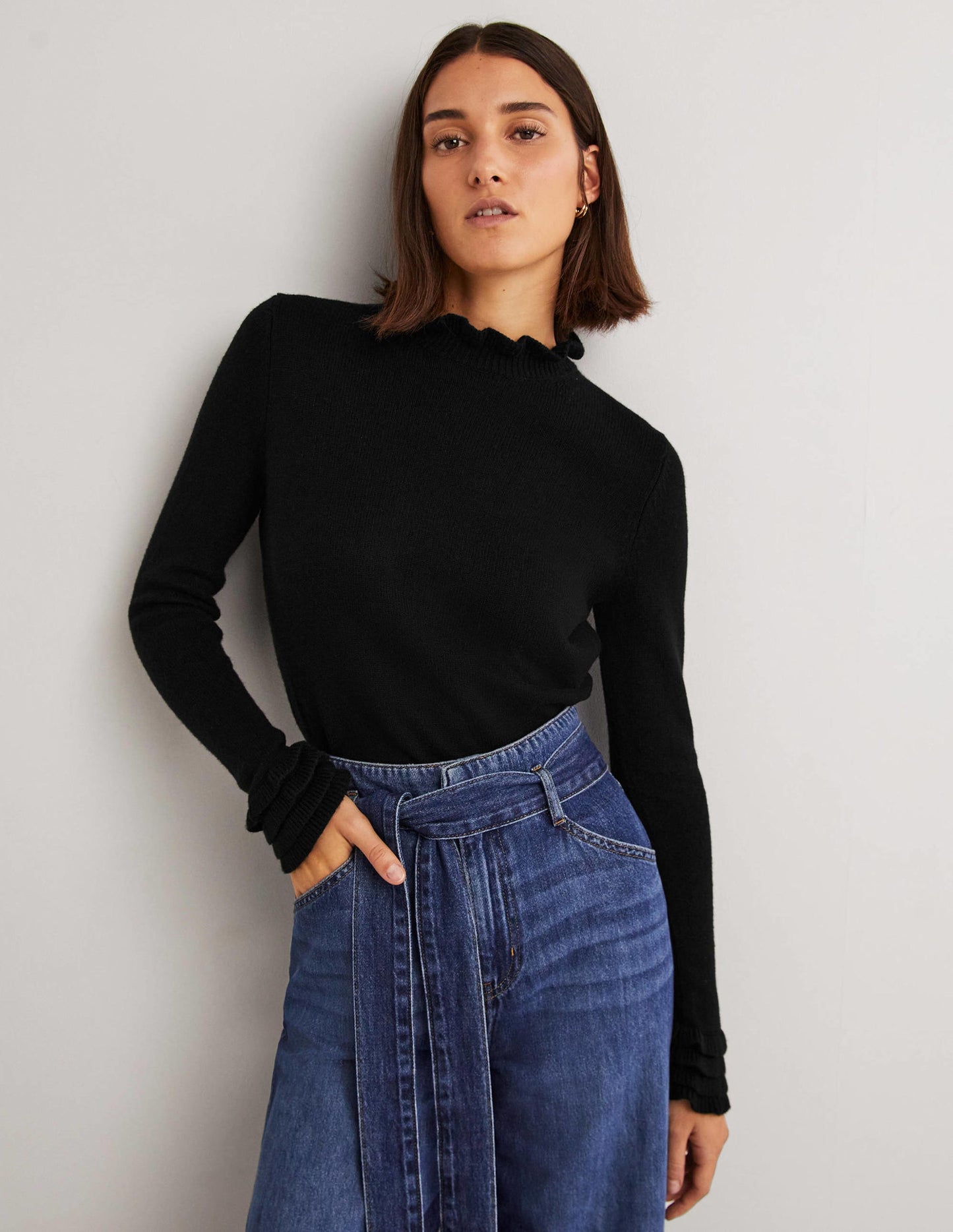 Pullover mit Rüschenlagen-Schwarz