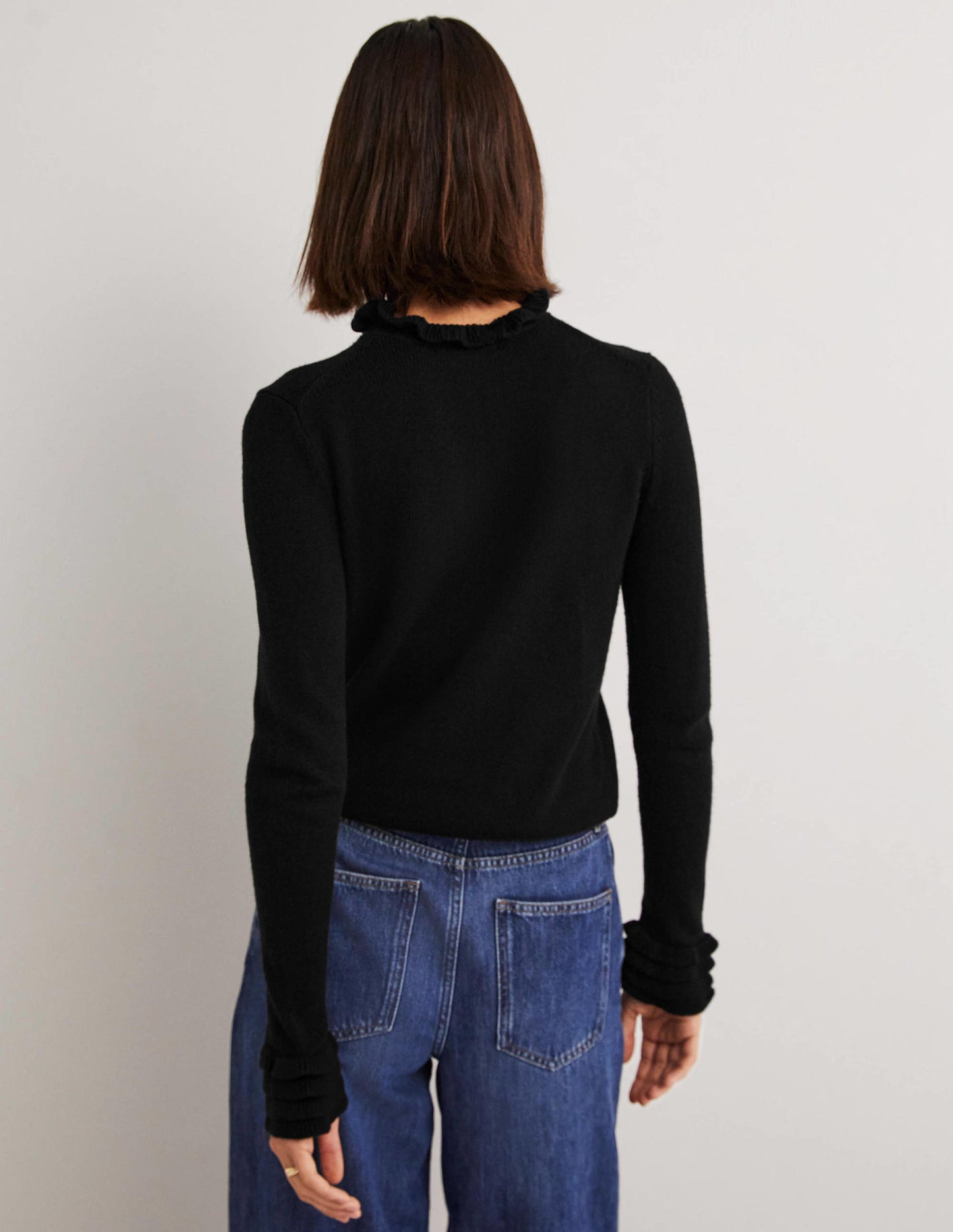 Pullover mit Rüschenlagen-Schwarz
