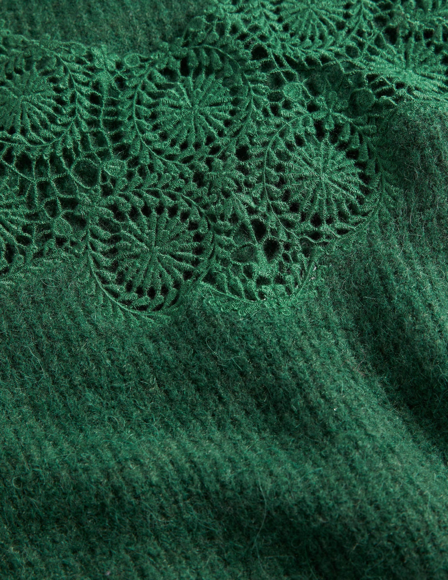 Flauschiger Pullover mit Stickerei-Jägergrün, Stickerei