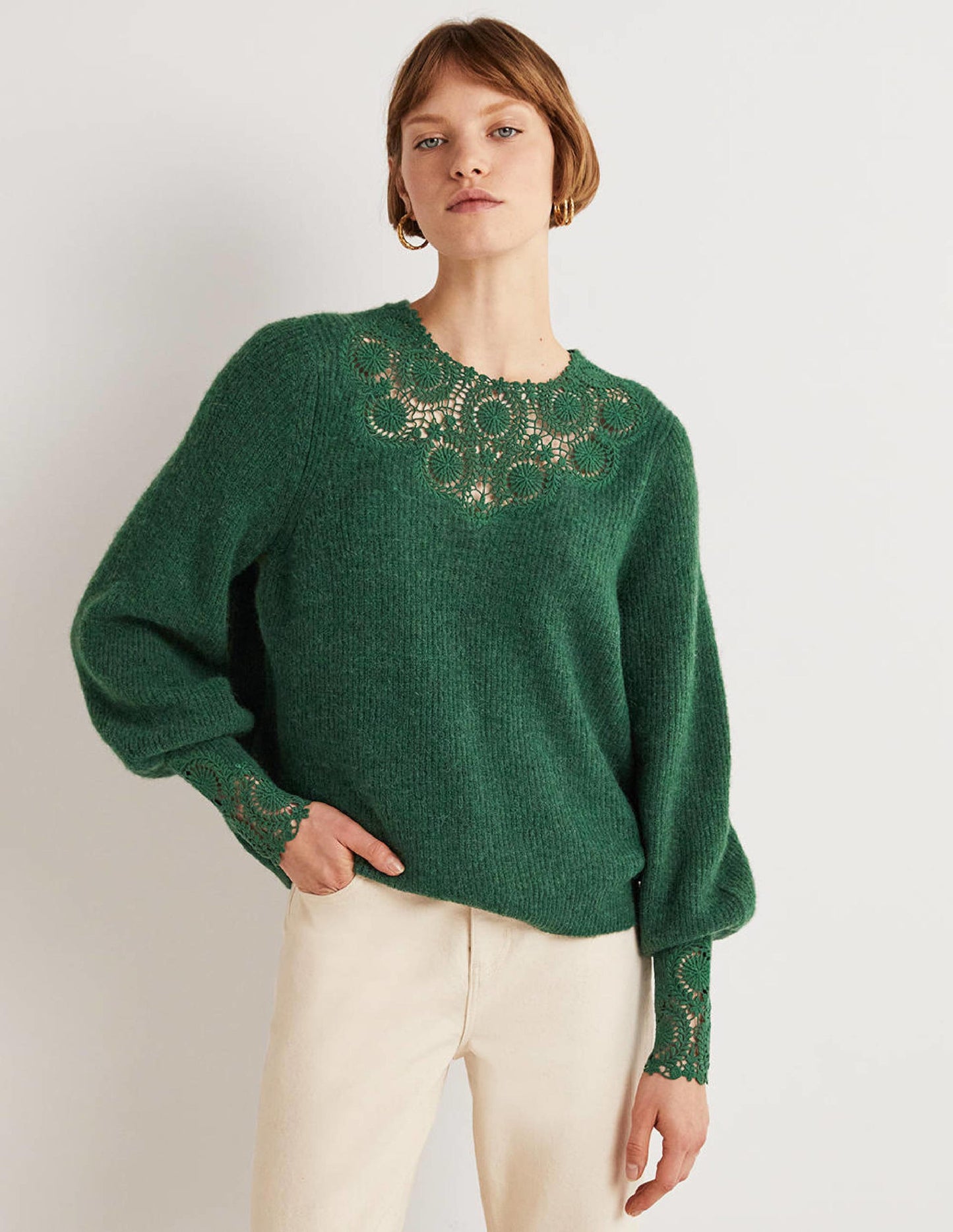 Flauschiger Pullover mit Stickerei-Jägergrün, Stickerei